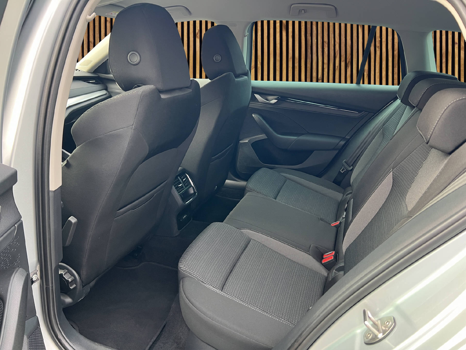 SKODA Octavia Combi 2.0 TDI 150 Selection DSG-image-10