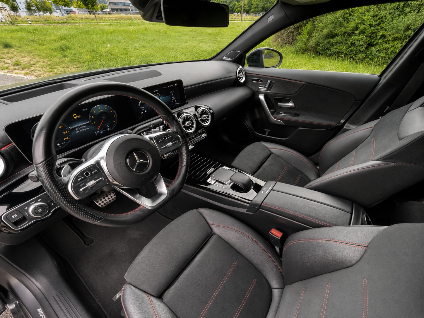 MERCEDES-BENZ A 250 AMG Line-image-2