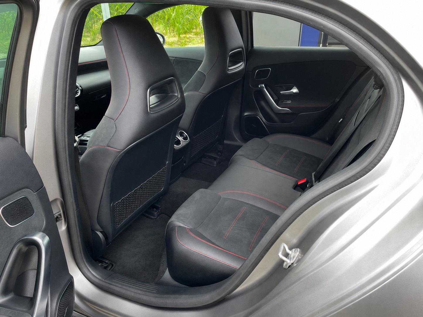 MERCEDES-BENZ A 250 AMG Line-image-4