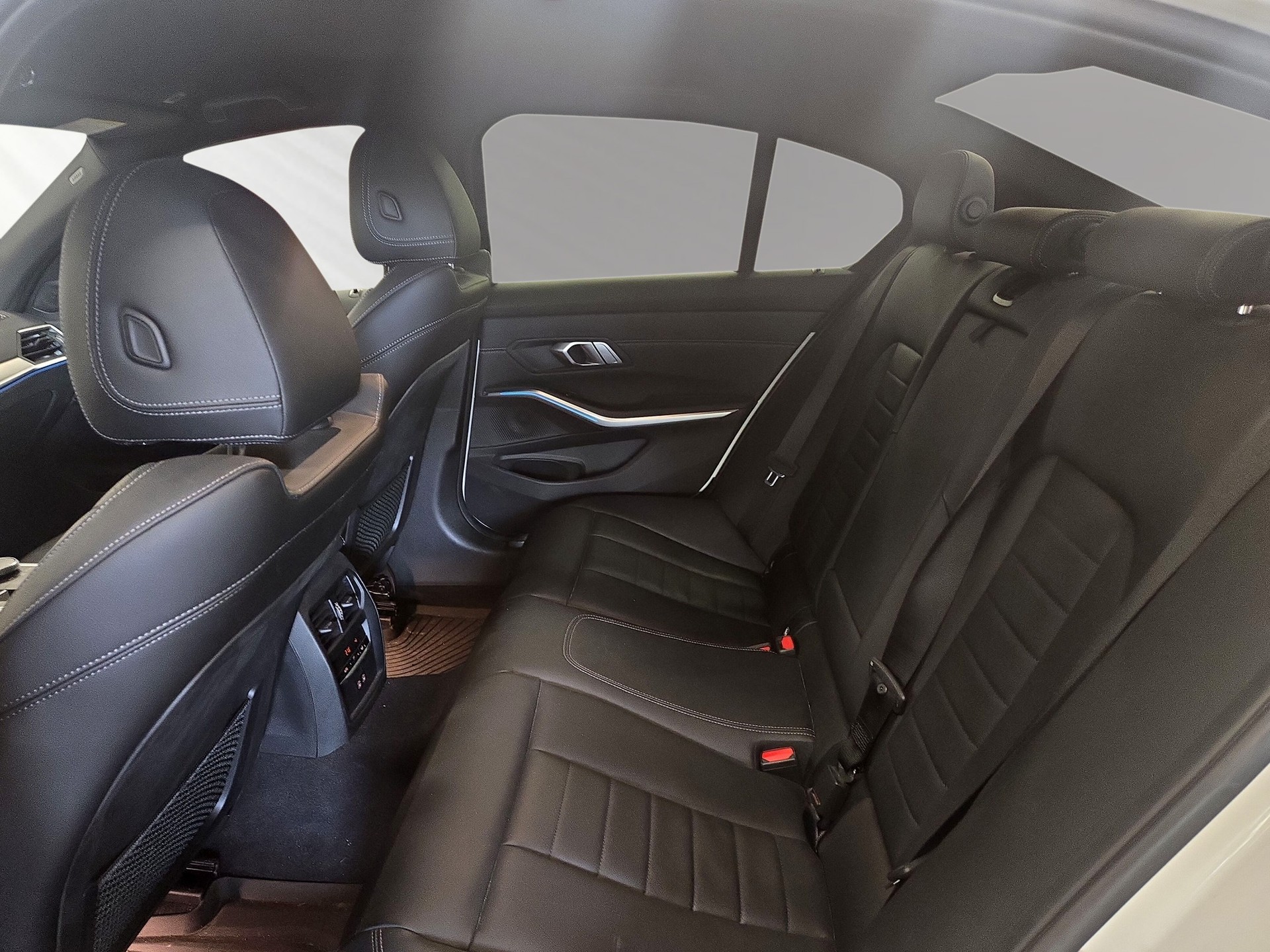 BMW 320e M Sport Steptronic-image-6