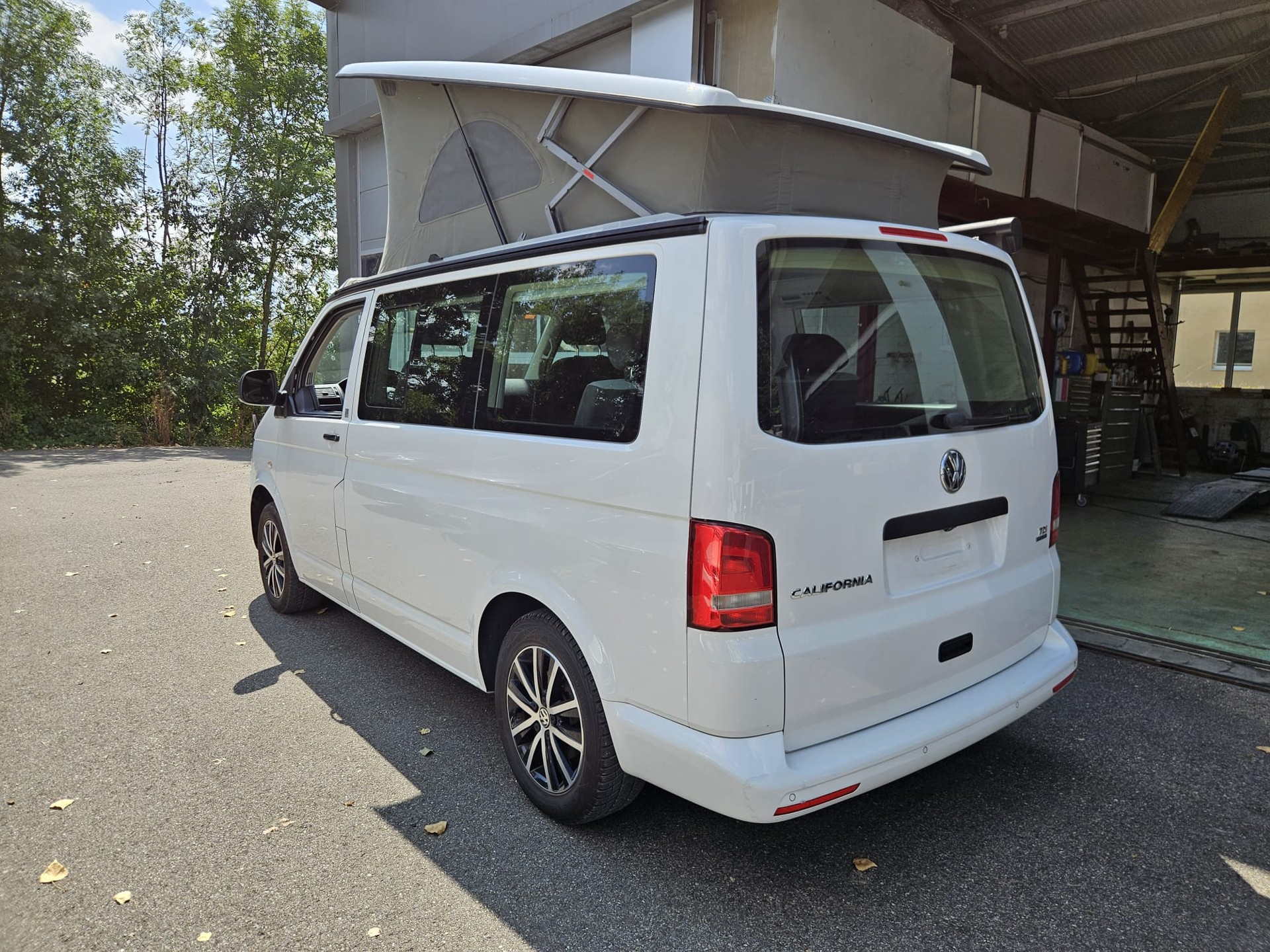 VW T5 California 2.0 TDI Beach DSG-image-2