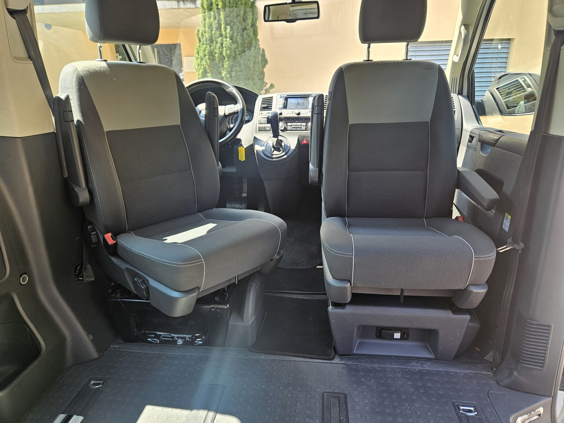 VW T5 California 2.0 TDI Beach DSG-image-3