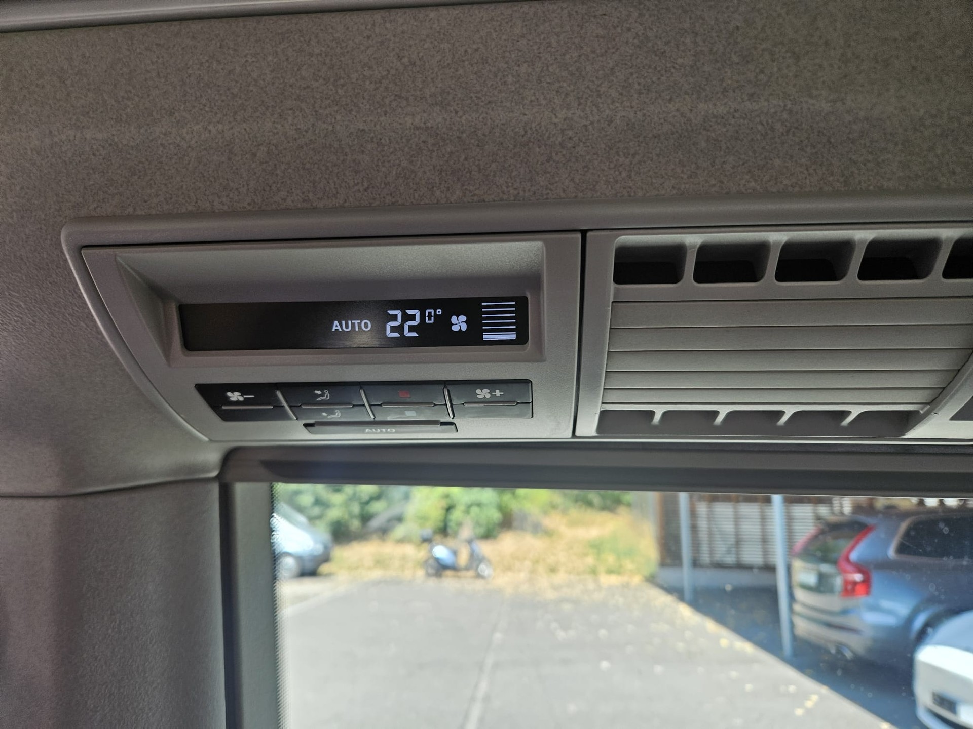 VW T5 California 2.0 TDI Beach DSG-image-13