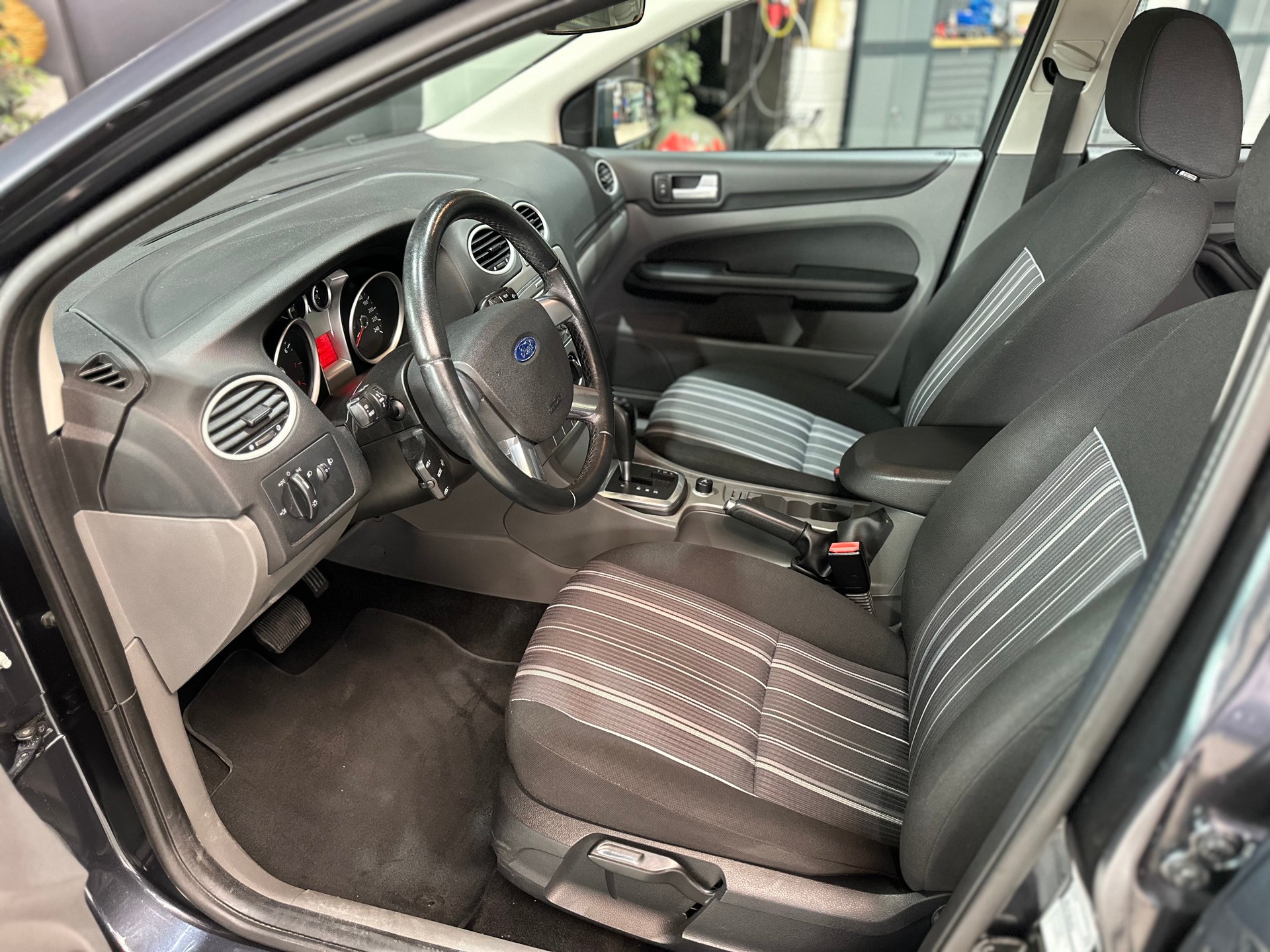 FORD Focus 2.0i Titanium Automatic-image-18