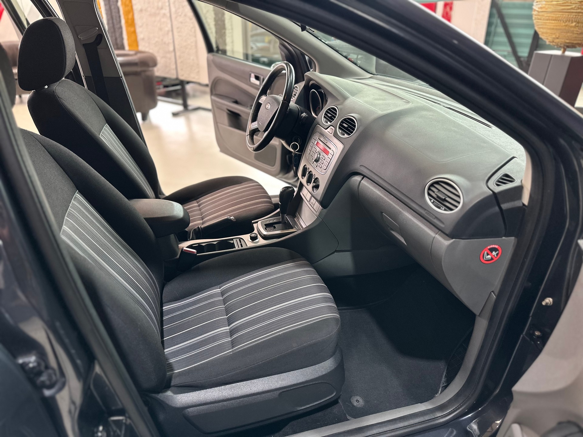 FORD Focus 2.0i Titanium Automatic-image-10