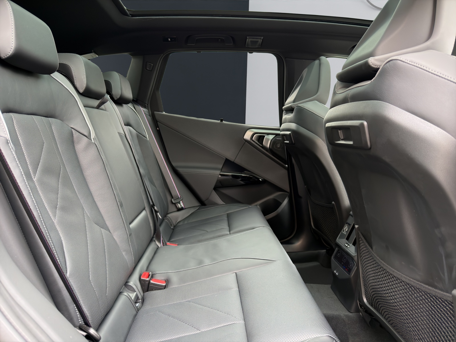 BMW X3 M50i-image-14