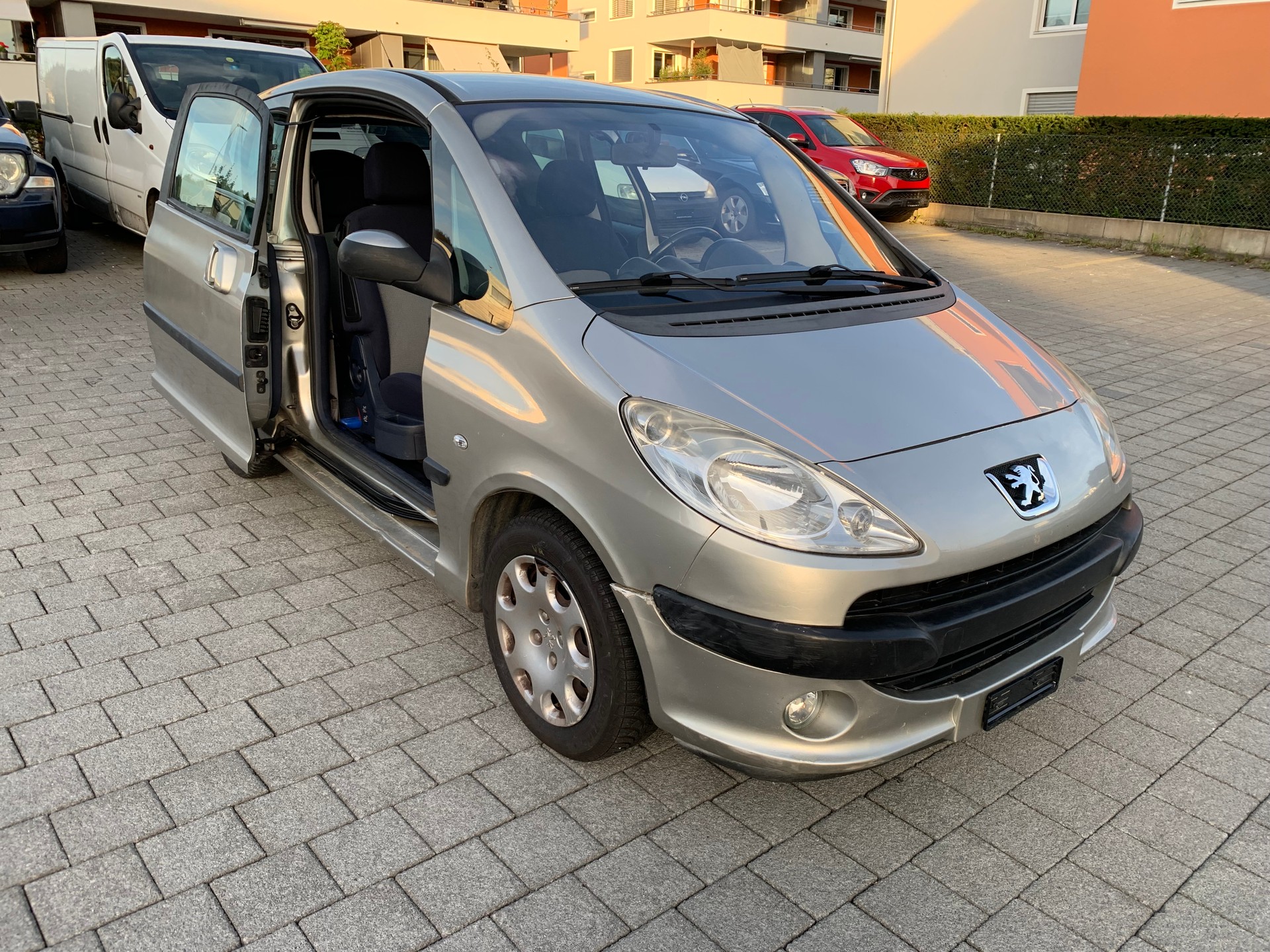 PEUGEOT 1007 1.4 HDI Trendy-image-1