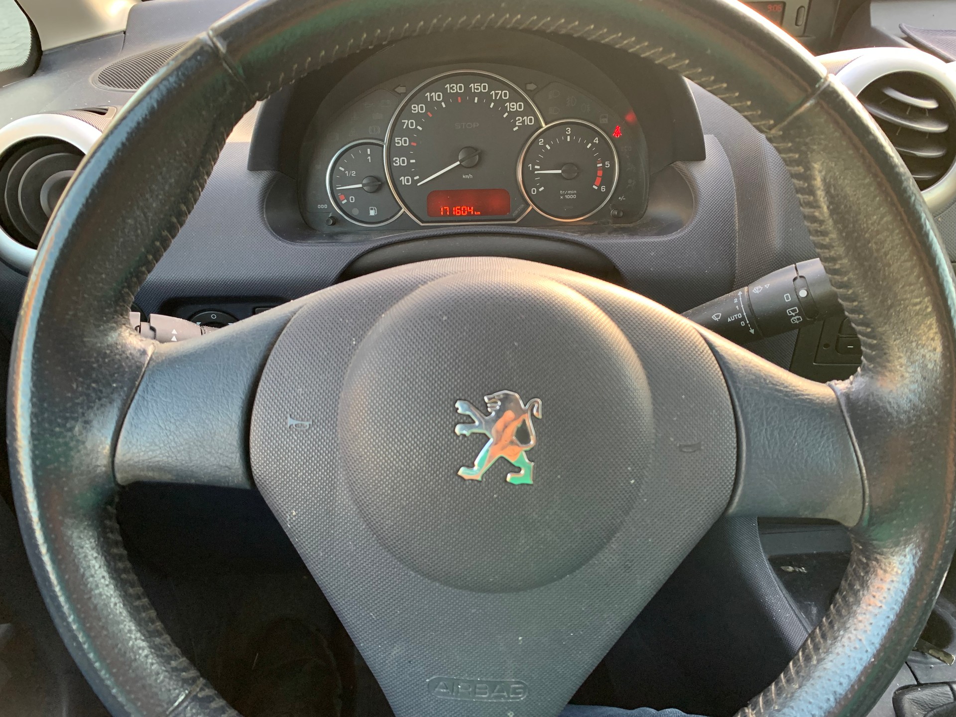 PEUGEOT 1007 1.4 HDI Trendy-image-9