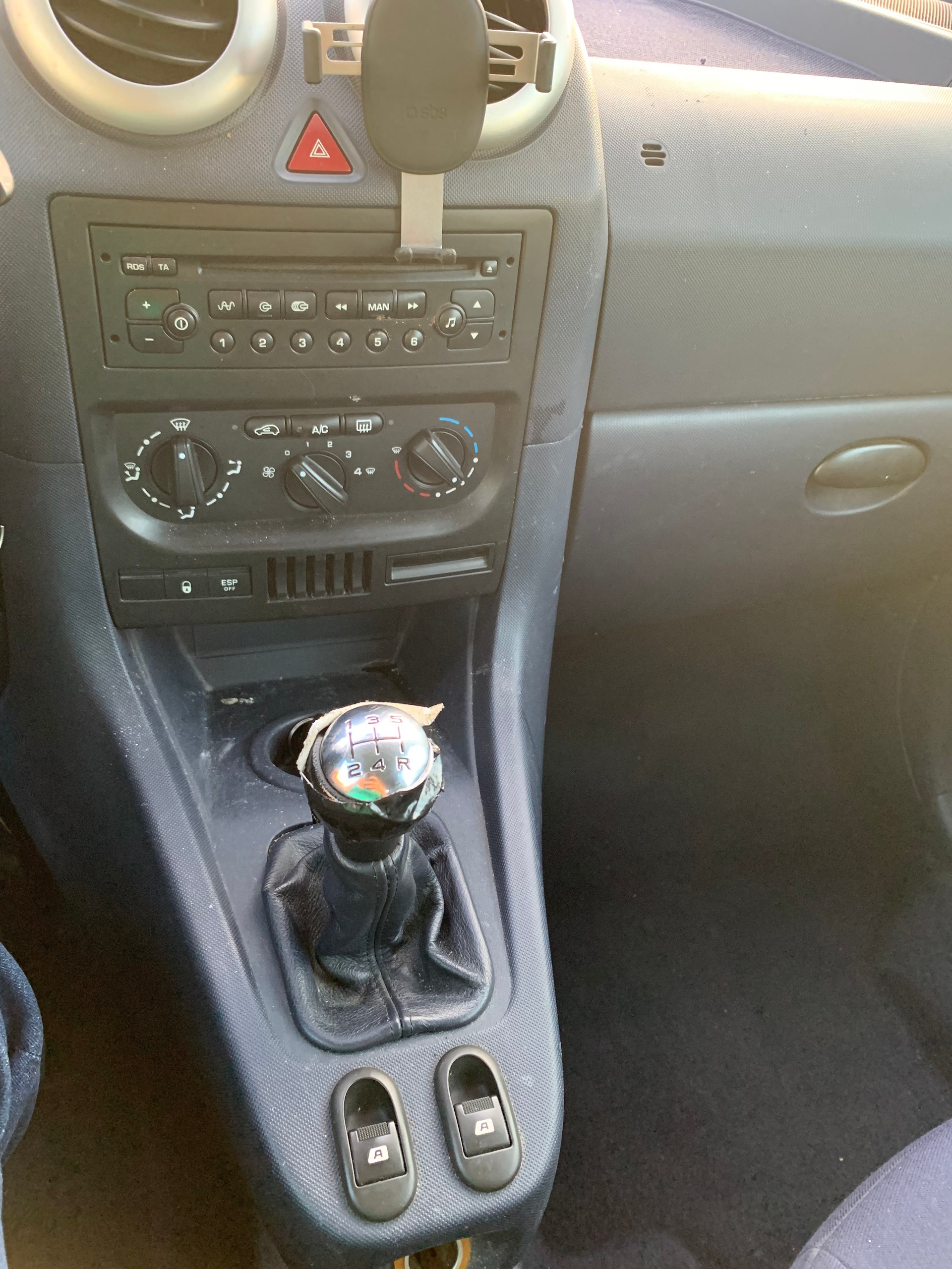PEUGEOT 1007 1.4 HDI Trendy-image-8