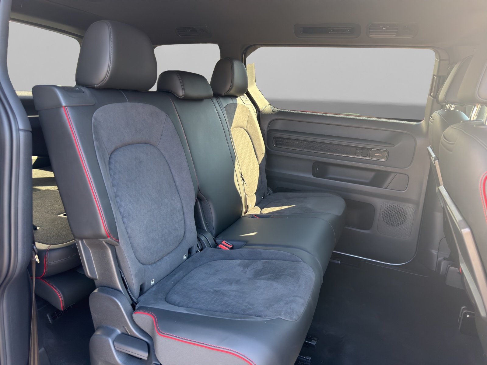 VW ID.Buzz LWB GTX 4 Motion-image-12