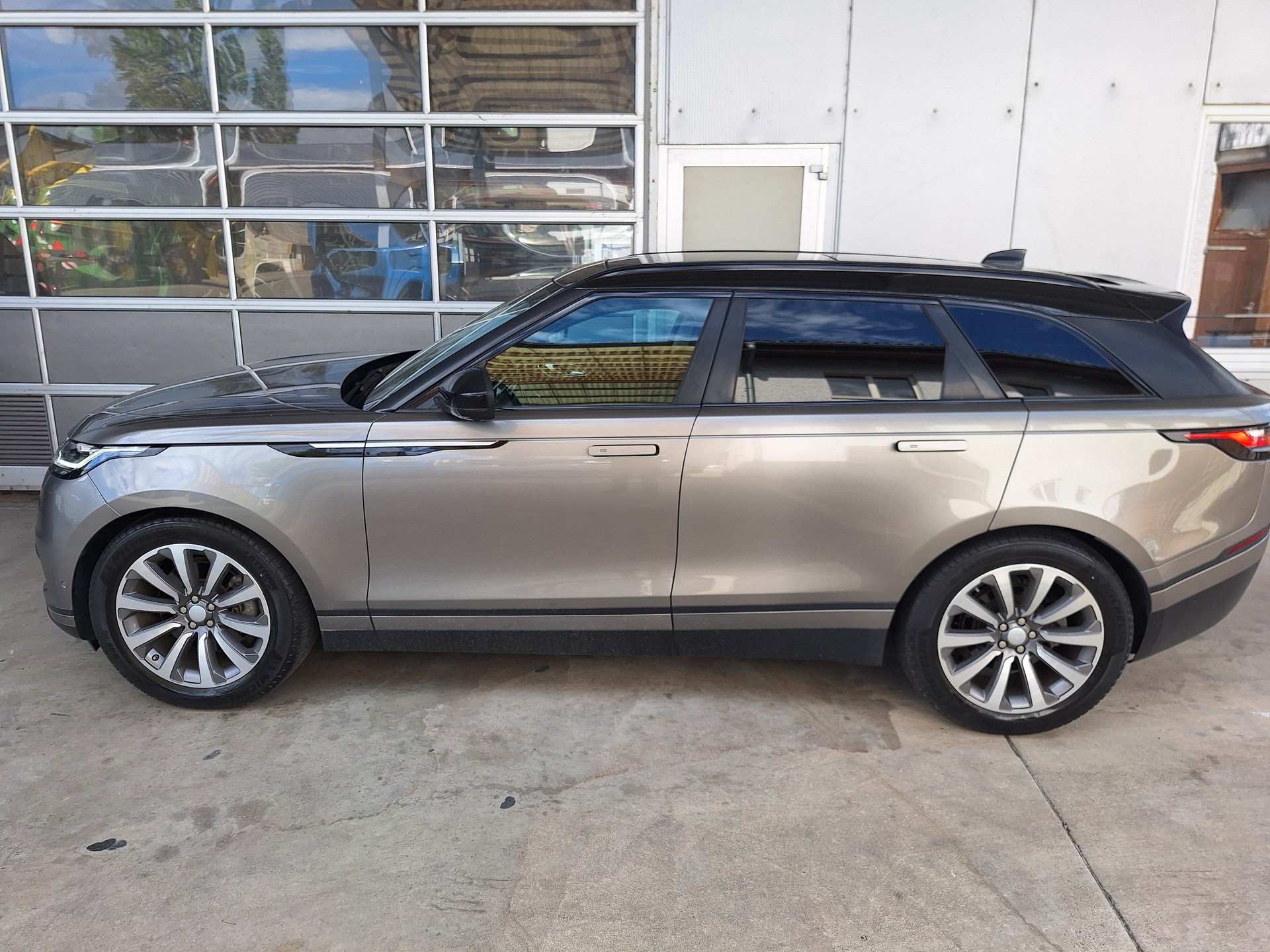 LAND ROVER Range Rover Velar R-Dynamic D 300 SE Automatic-image-3