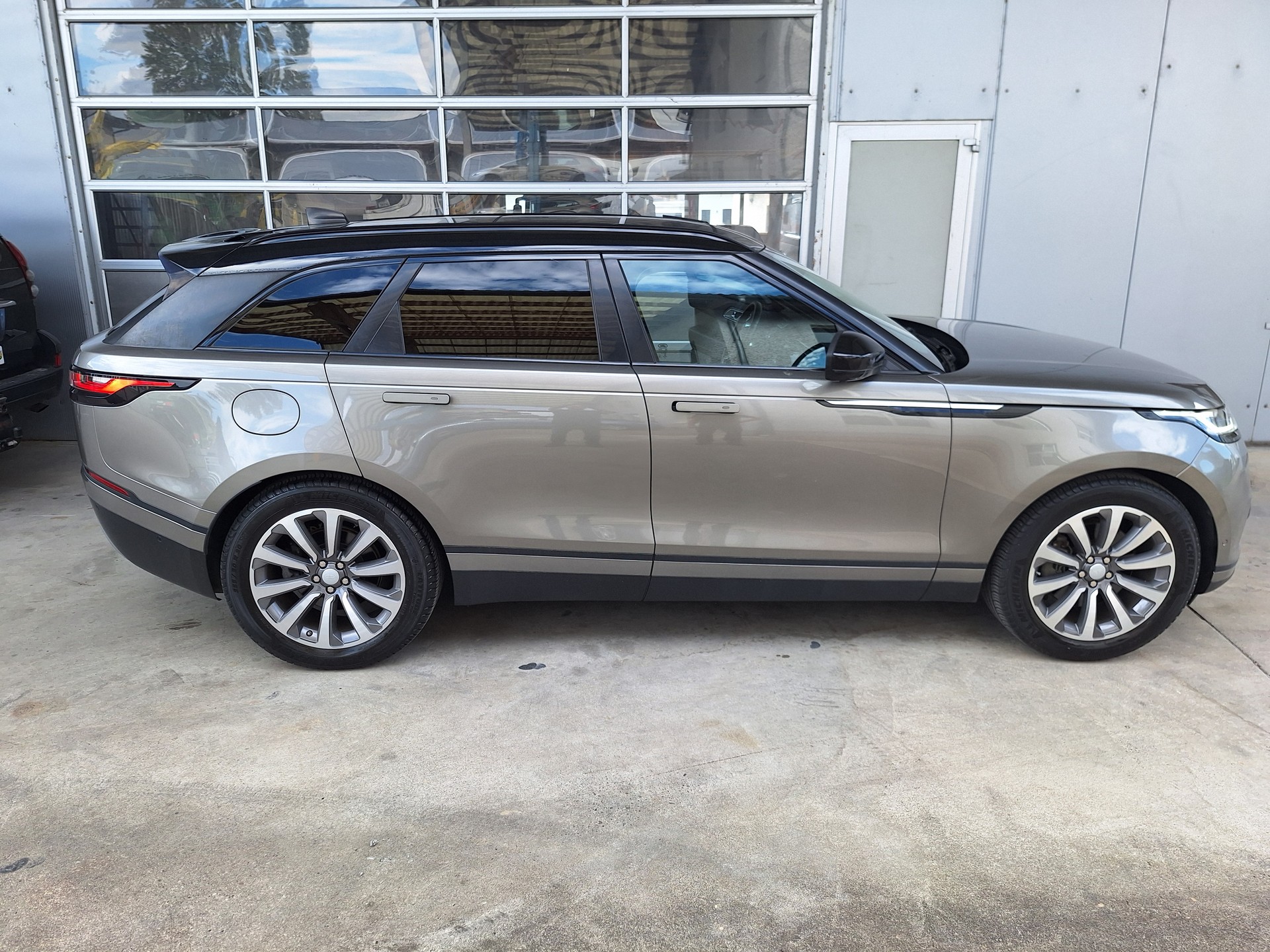 LAND ROVER Range Rover Velar R-Dynamic D 300 SE Automatic-image-1
