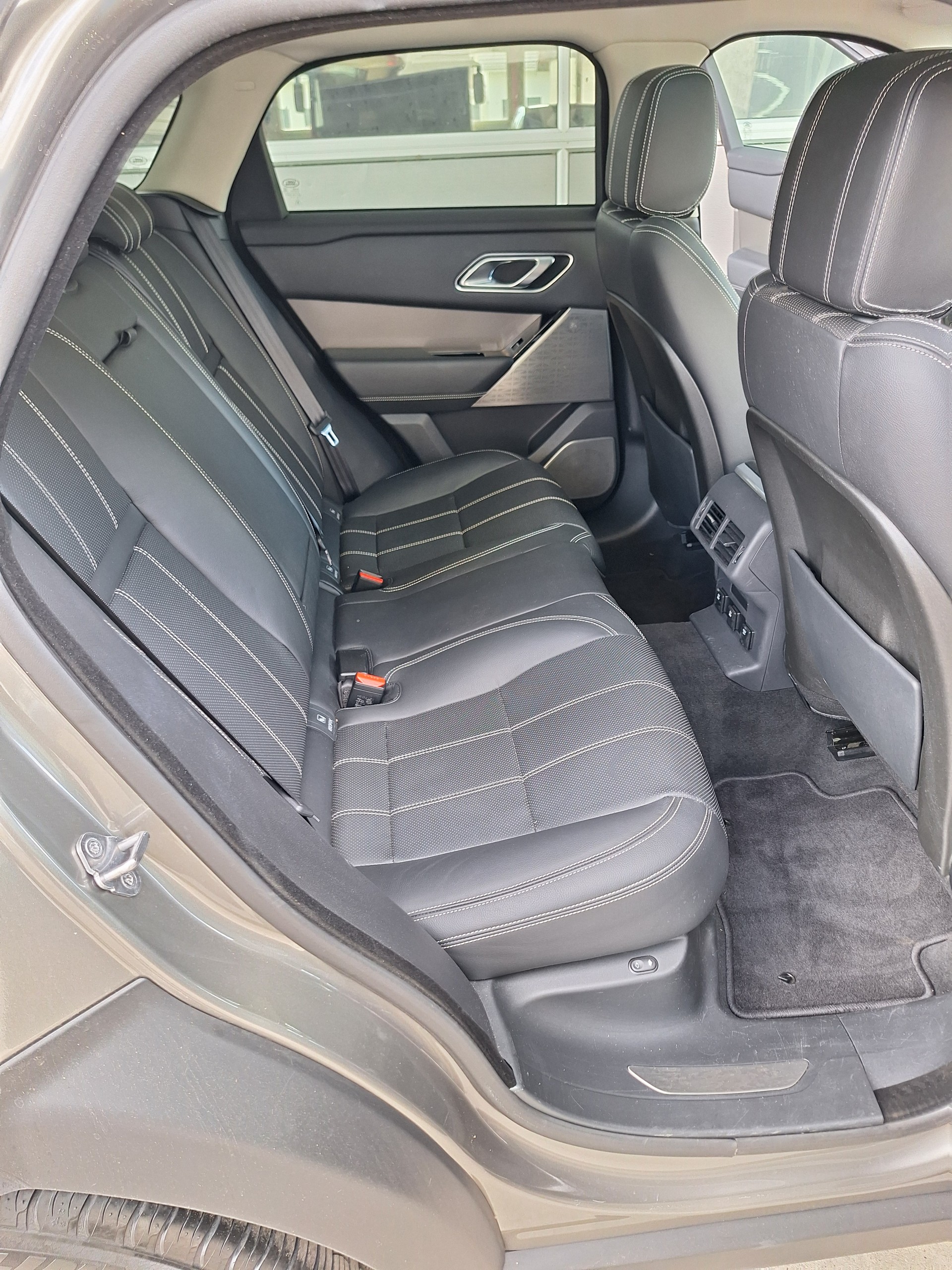 LAND ROVER Range Rover Velar R-Dynamic D 300 SE Automatic-image-14