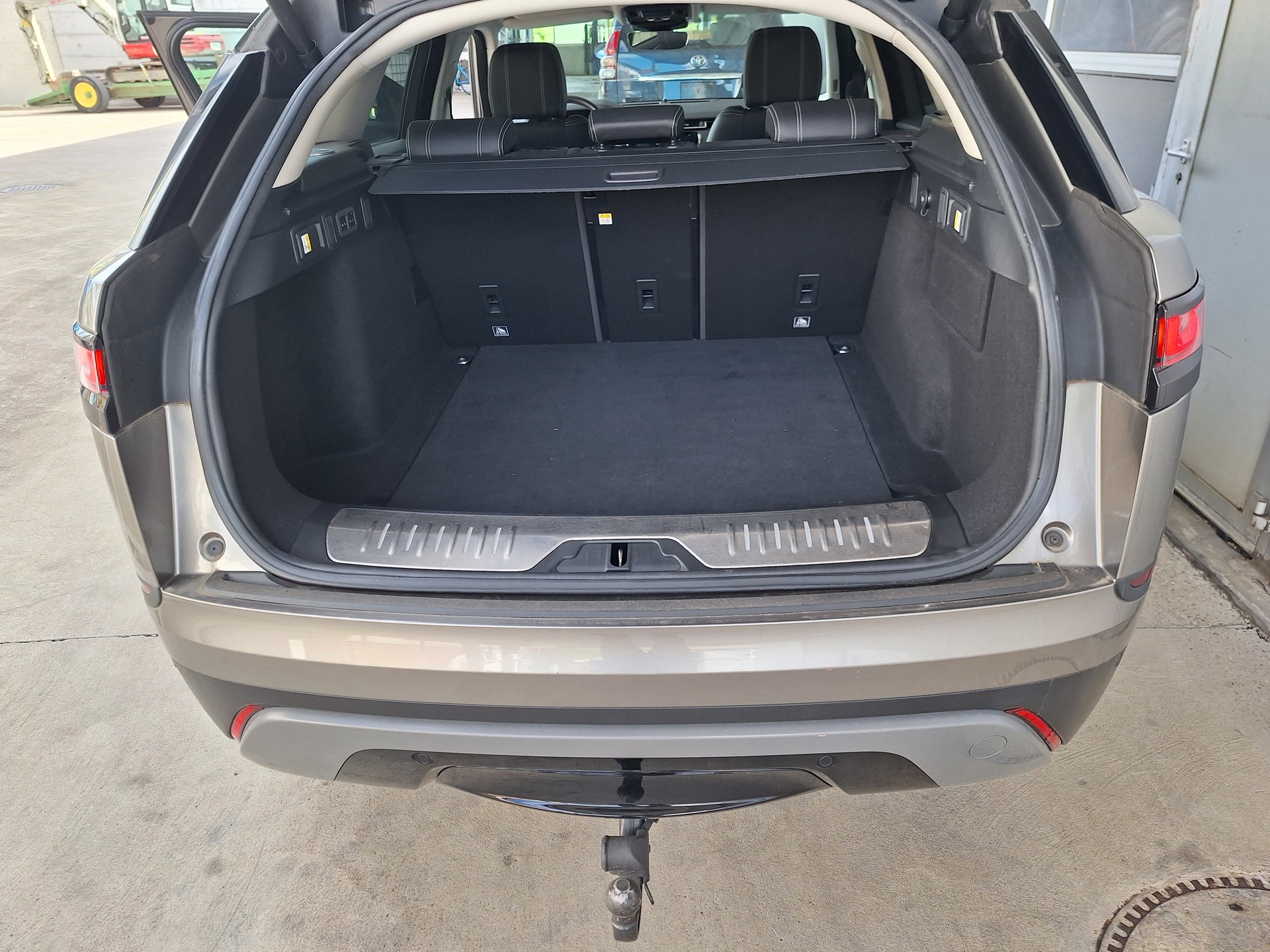 LAND ROVER Range Rover Velar R-Dynamic D 300 SE Automatic-image-6