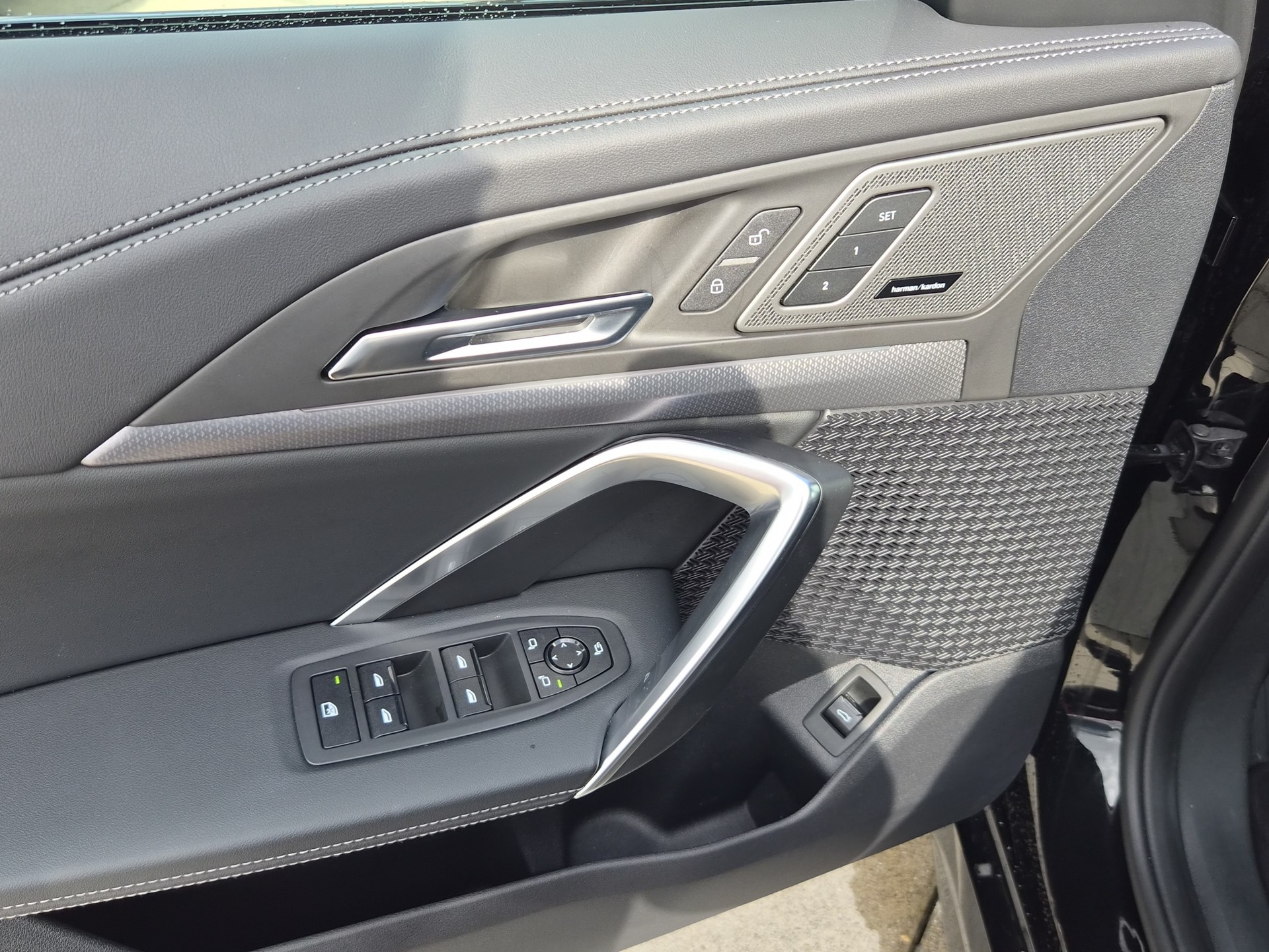 BMW iX1 xDrive 30 Edition M Sport-image-11