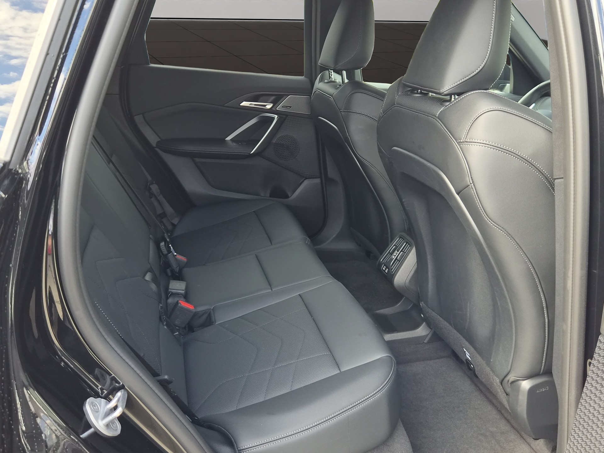 BMW iX1 xDrive 30 Edition M Sport-image-21
