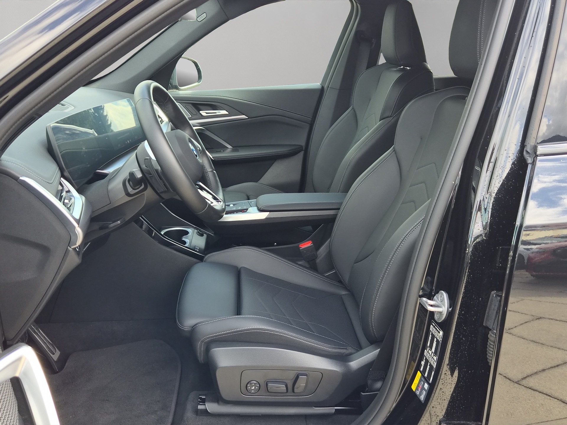 BMW iX1 xDrive 30 Edition M Sport-image-10