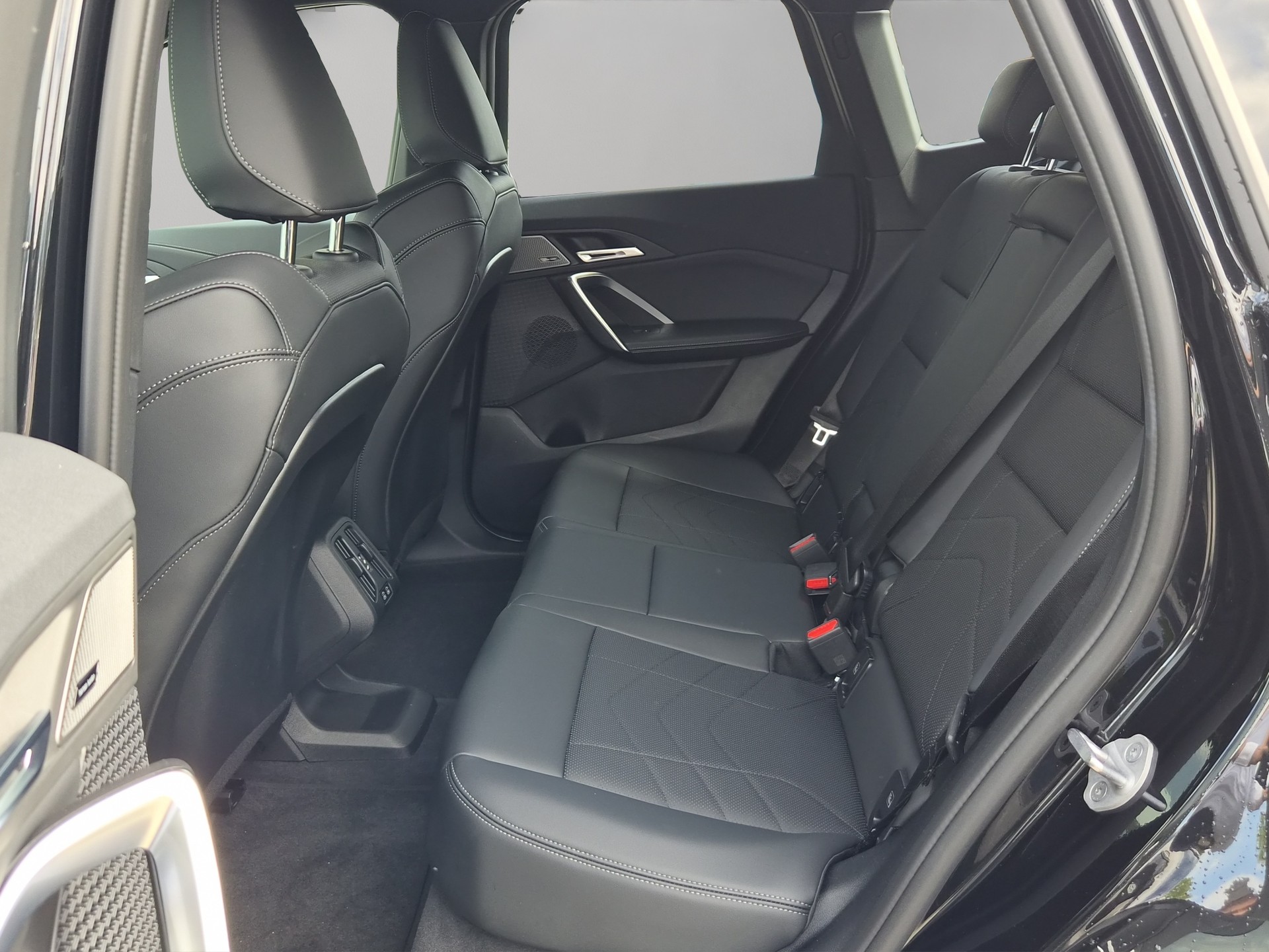BMW iX1 xDrive 30 Edition M Sport-image-18
