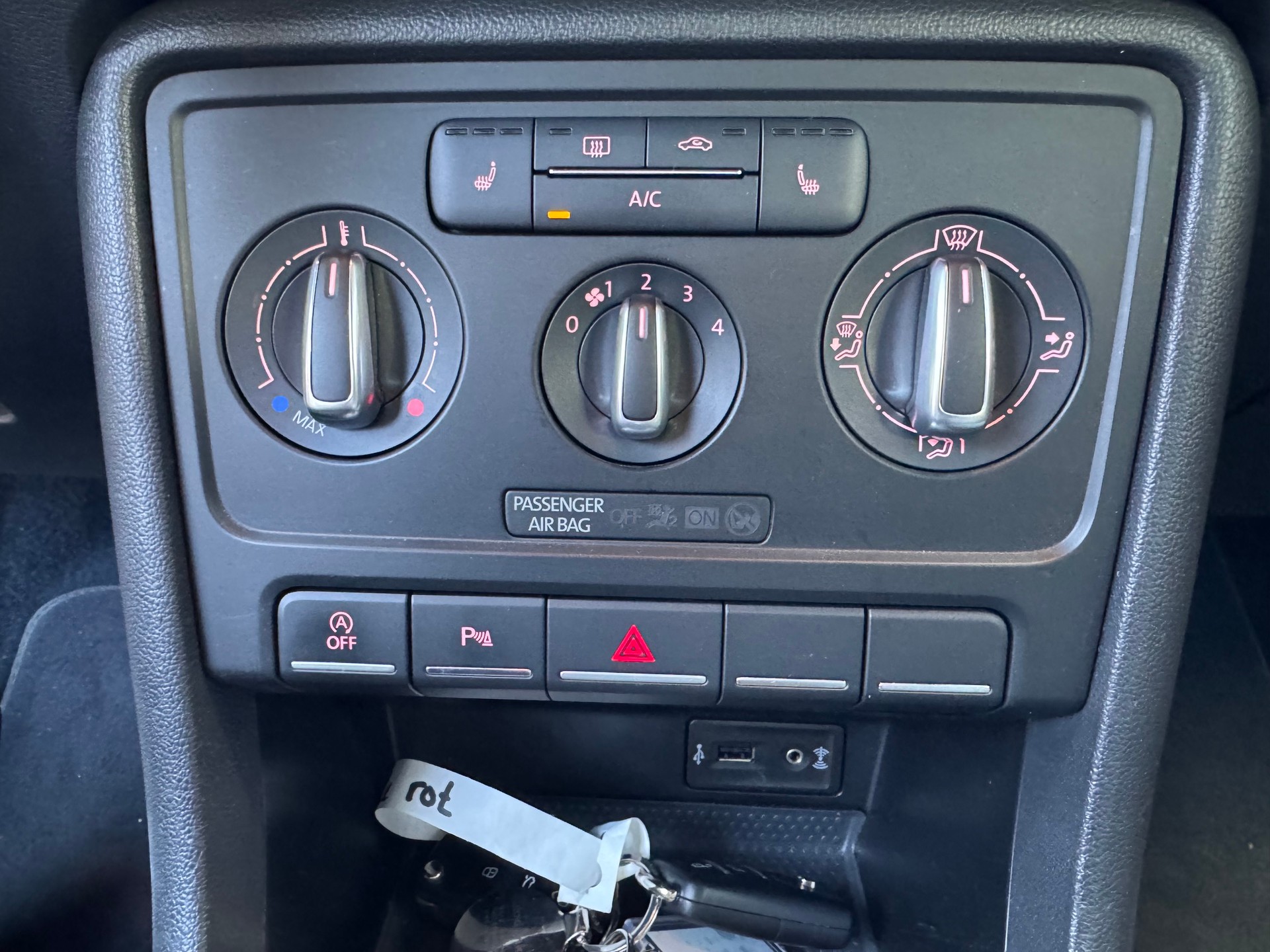 VW Beetle Cabrio 1.2 TSI BMT Design DSG-image-17