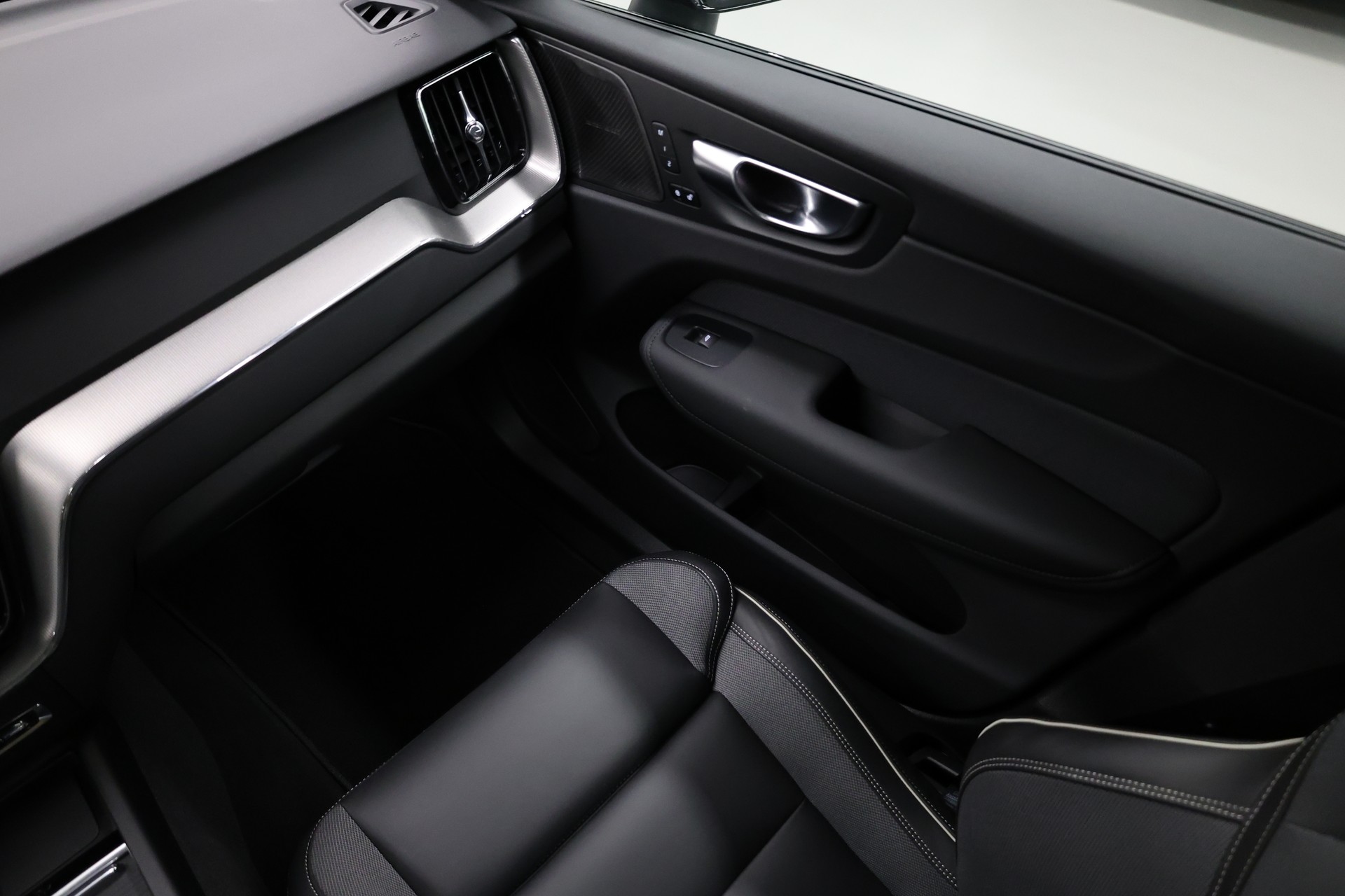 VOLVO XC60 2.0 B5 MH Black Edition AWD-image-28