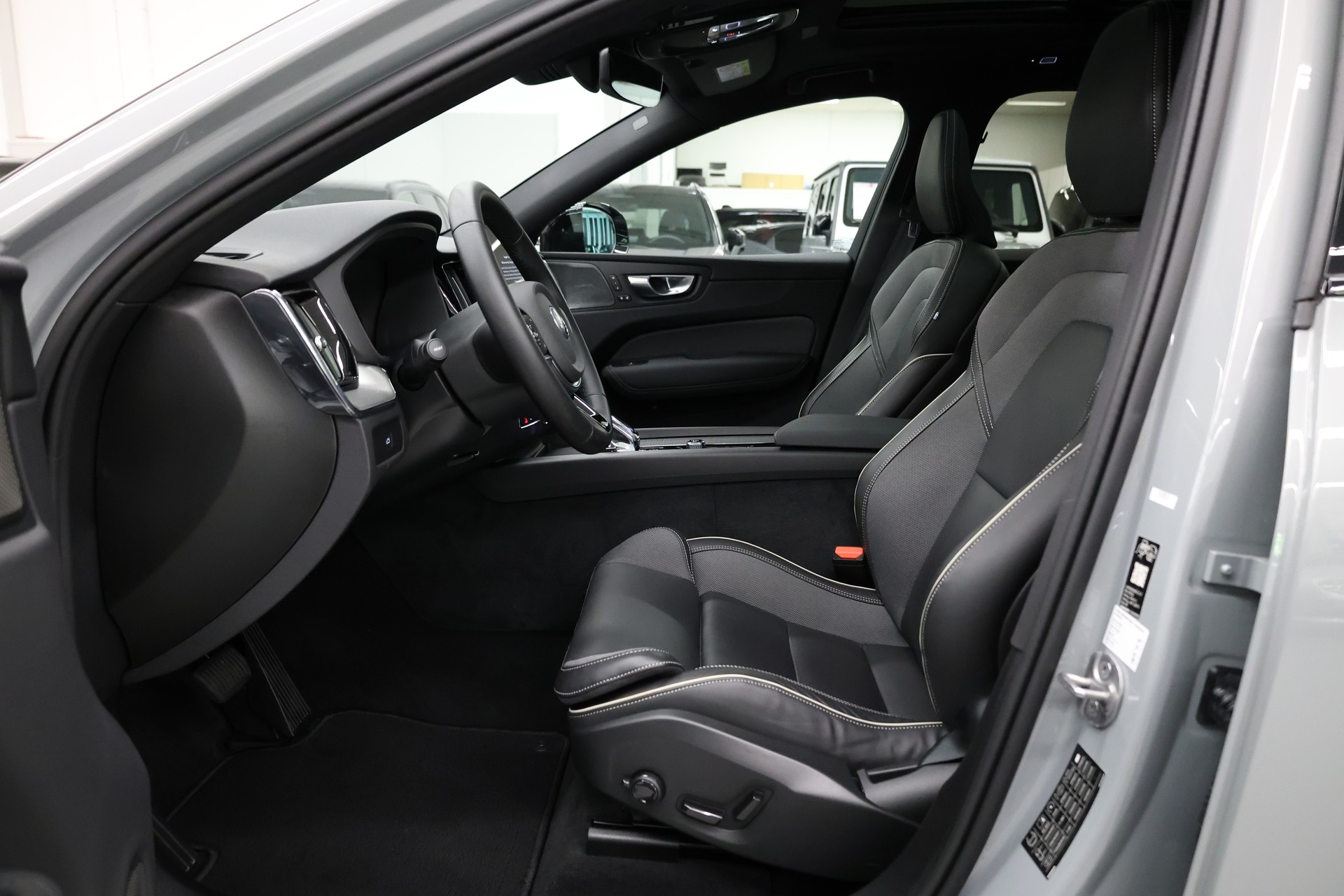 VOLVO XC60 2.0 B5 MH Black Edition AWD-image-23