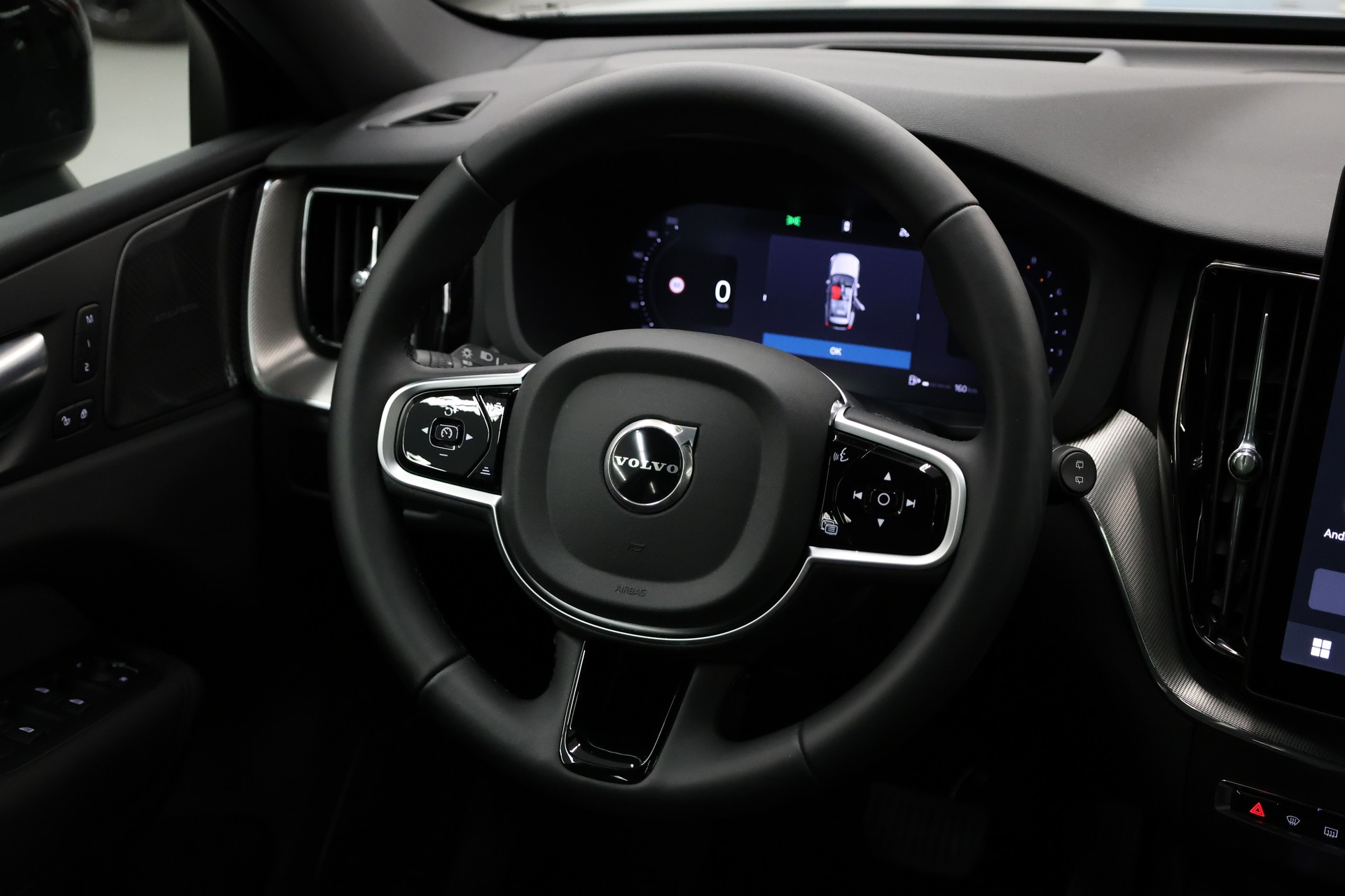 VOLVO XC60 2.0 B5 MH Black Edition AWD-image-18
