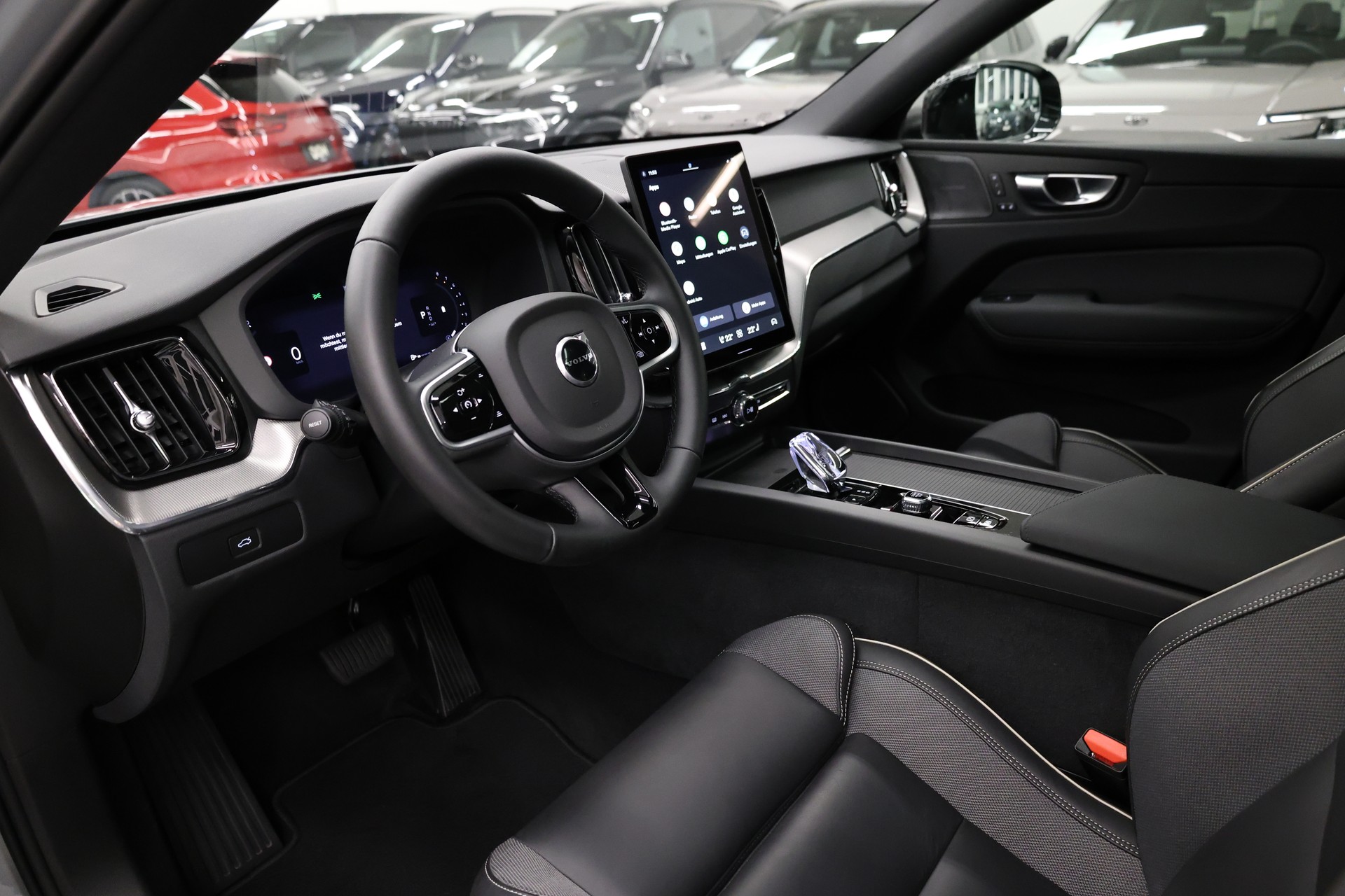VOLVO XC60 2.0 B5 MH Black Edition AWD-image-17