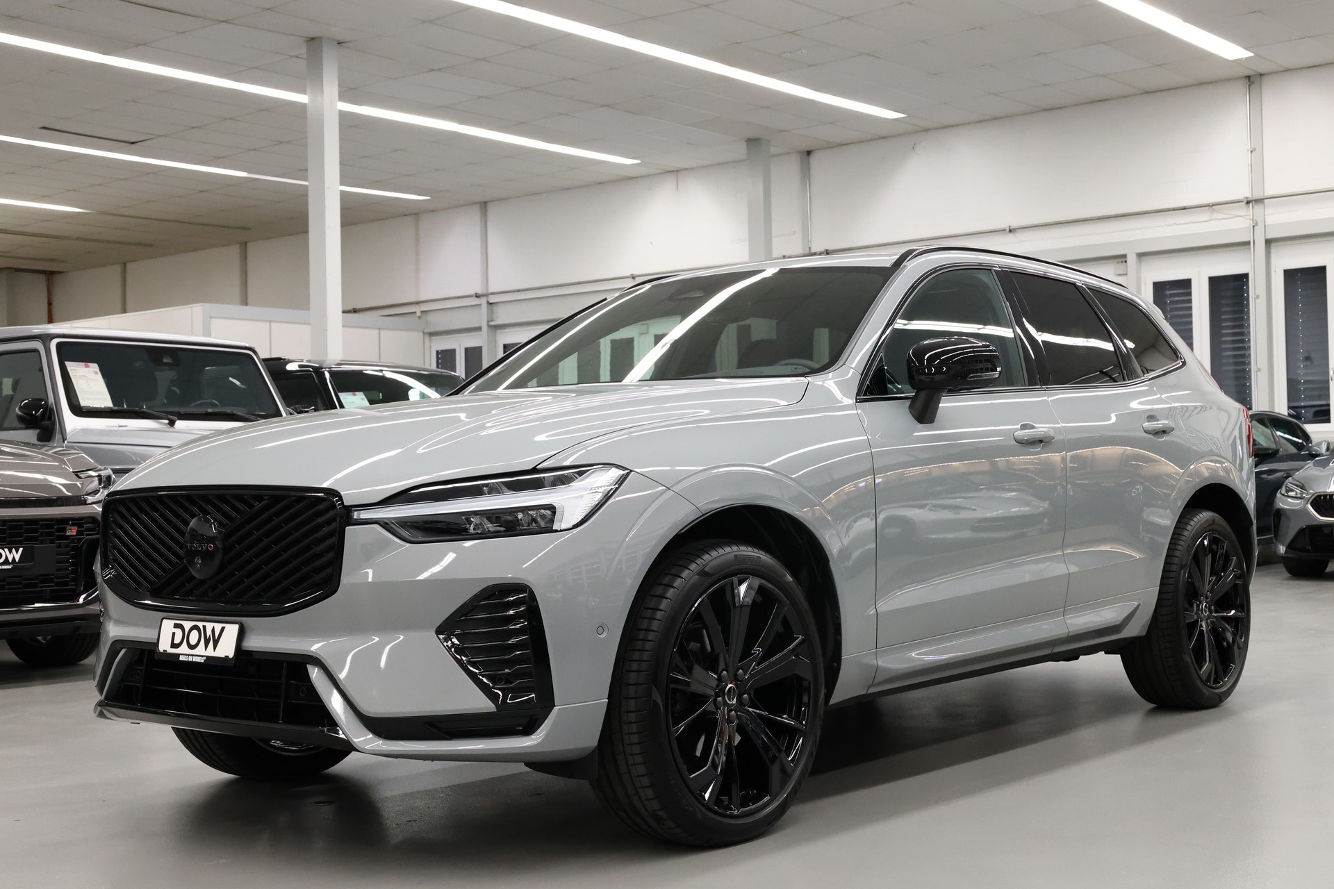 VOLVO XC60 2.0 B5 MH Black Edition AWD-showroom-element-3