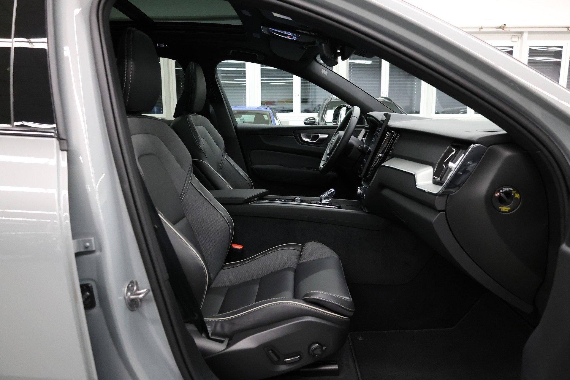 VOLVO XC60 2.0 B5 MH Black Edition AWD-image-24