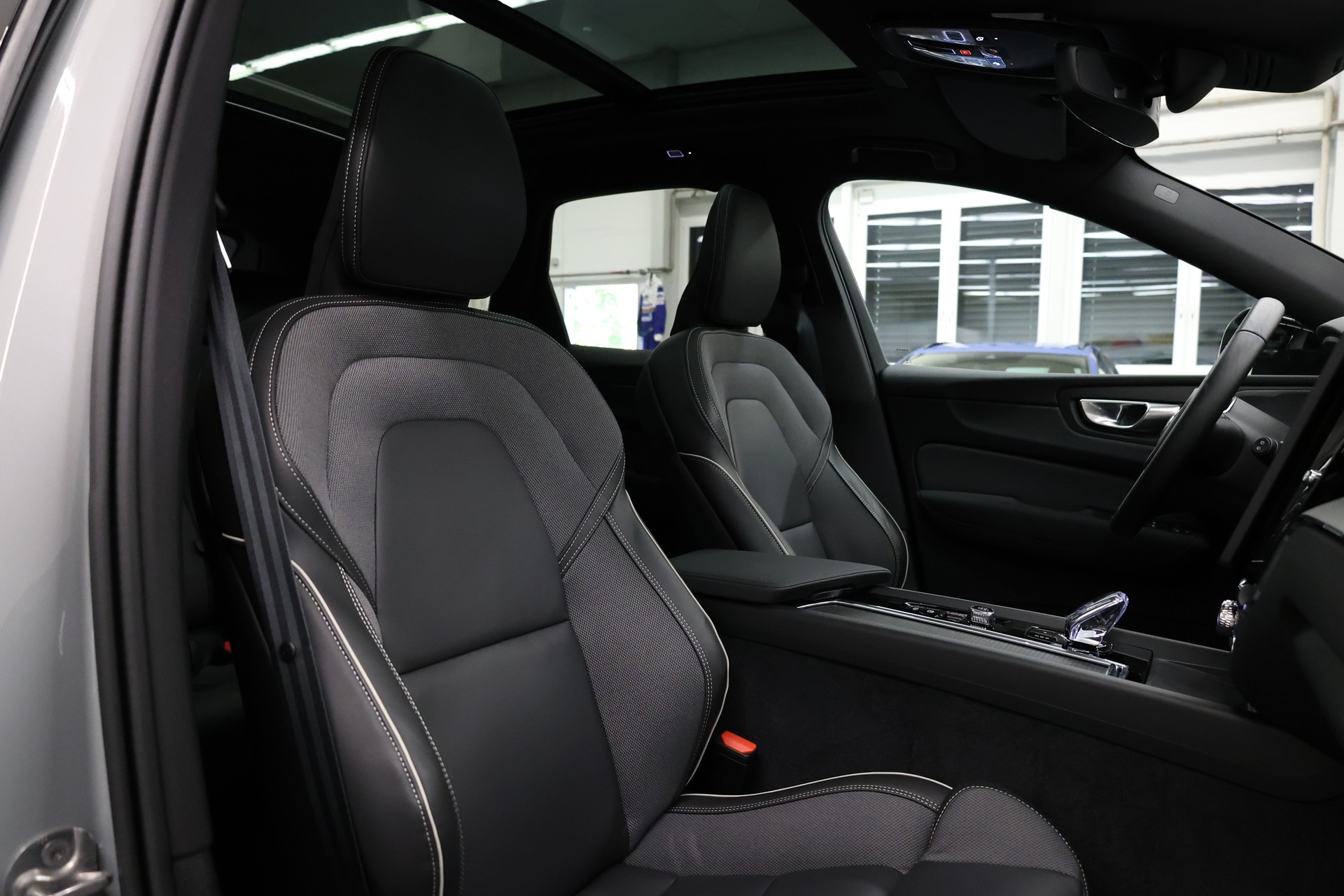 VOLVO XC60 2.0 B5 MH Black Edition AWD-image-25
