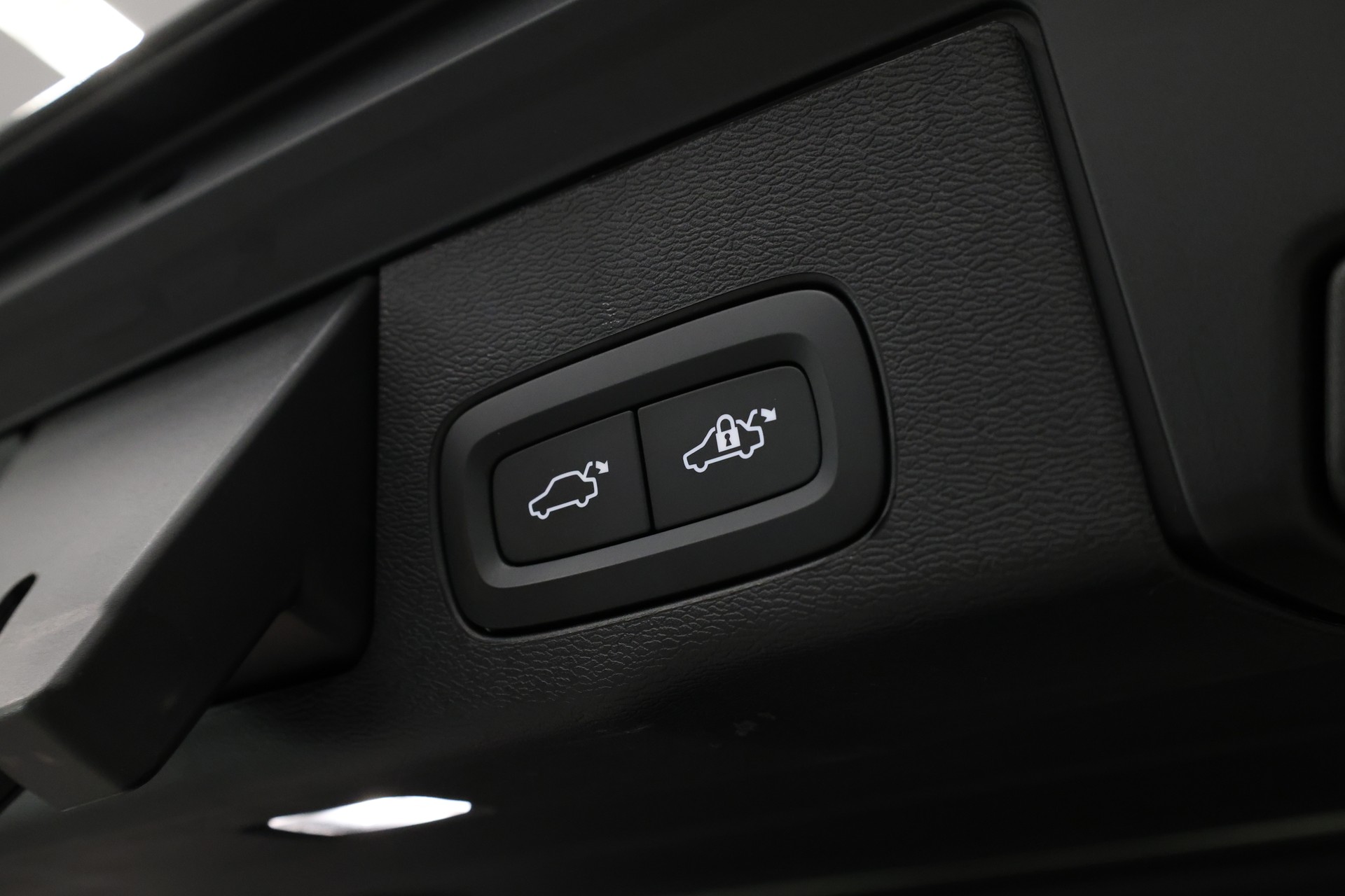VOLVO XC60 2.0 B5 MH Black Edition AWD-image-30