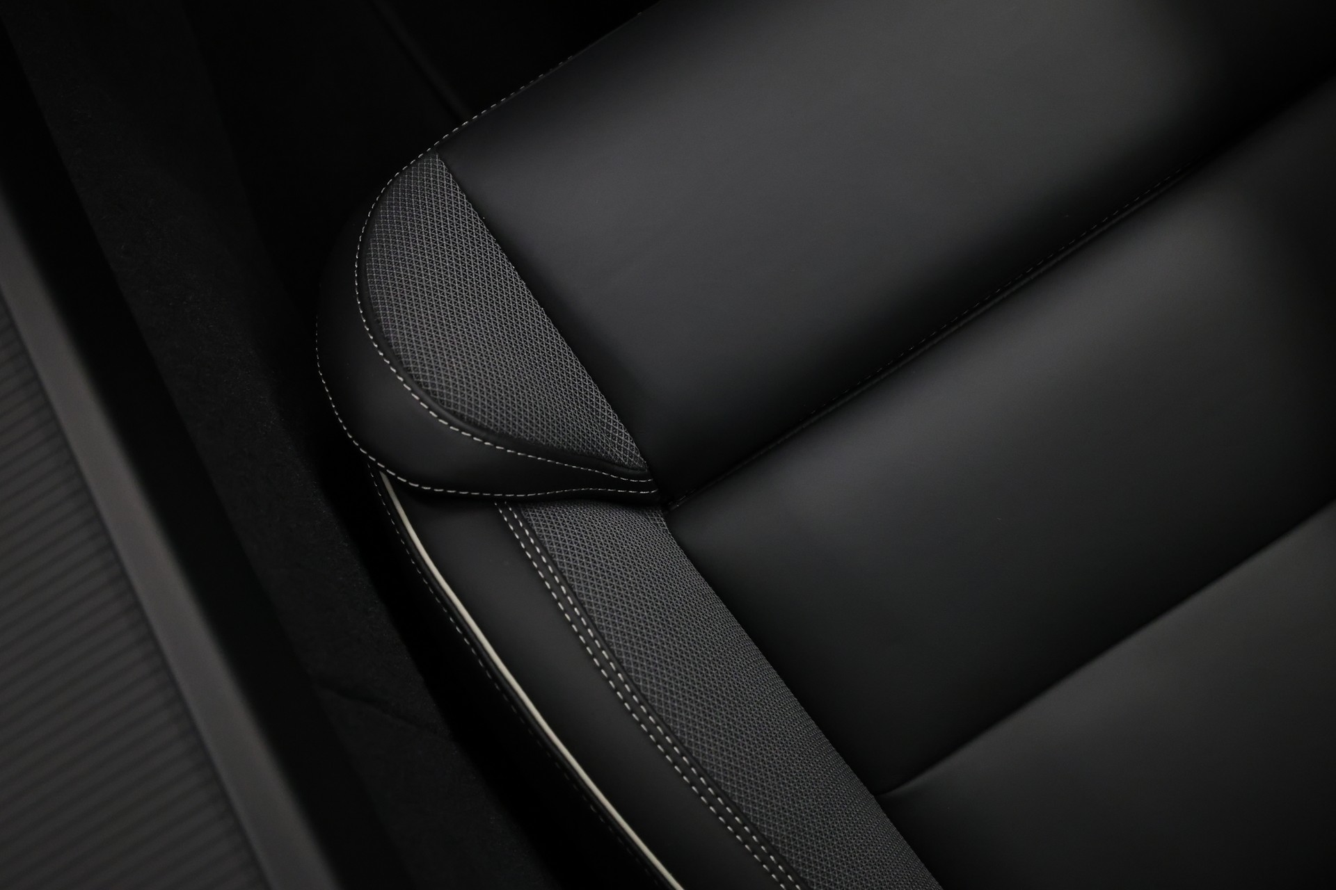 VOLVO XC60 2.0 B5 MH Black Edition AWD-image-29