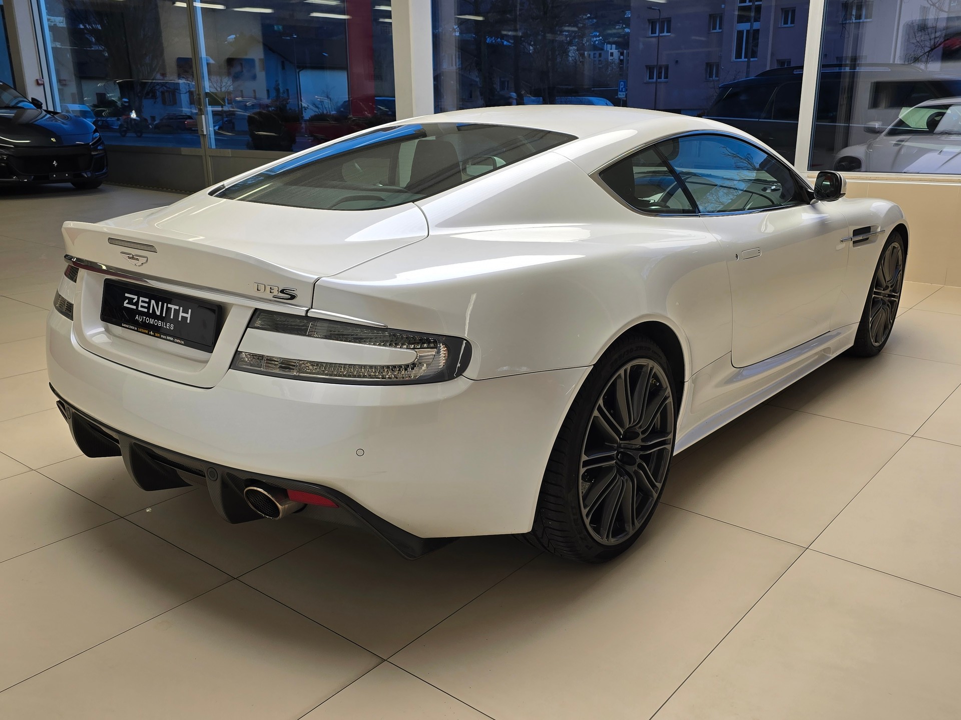 ASTON MARTIN DBS Coupé-image-4
