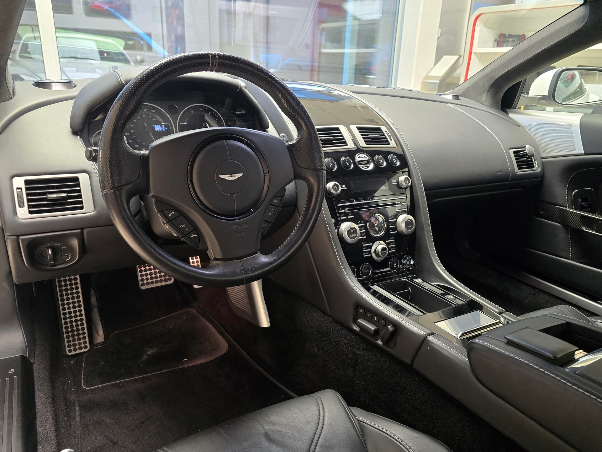 ASTON MARTIN DBS Coupé-image-10
