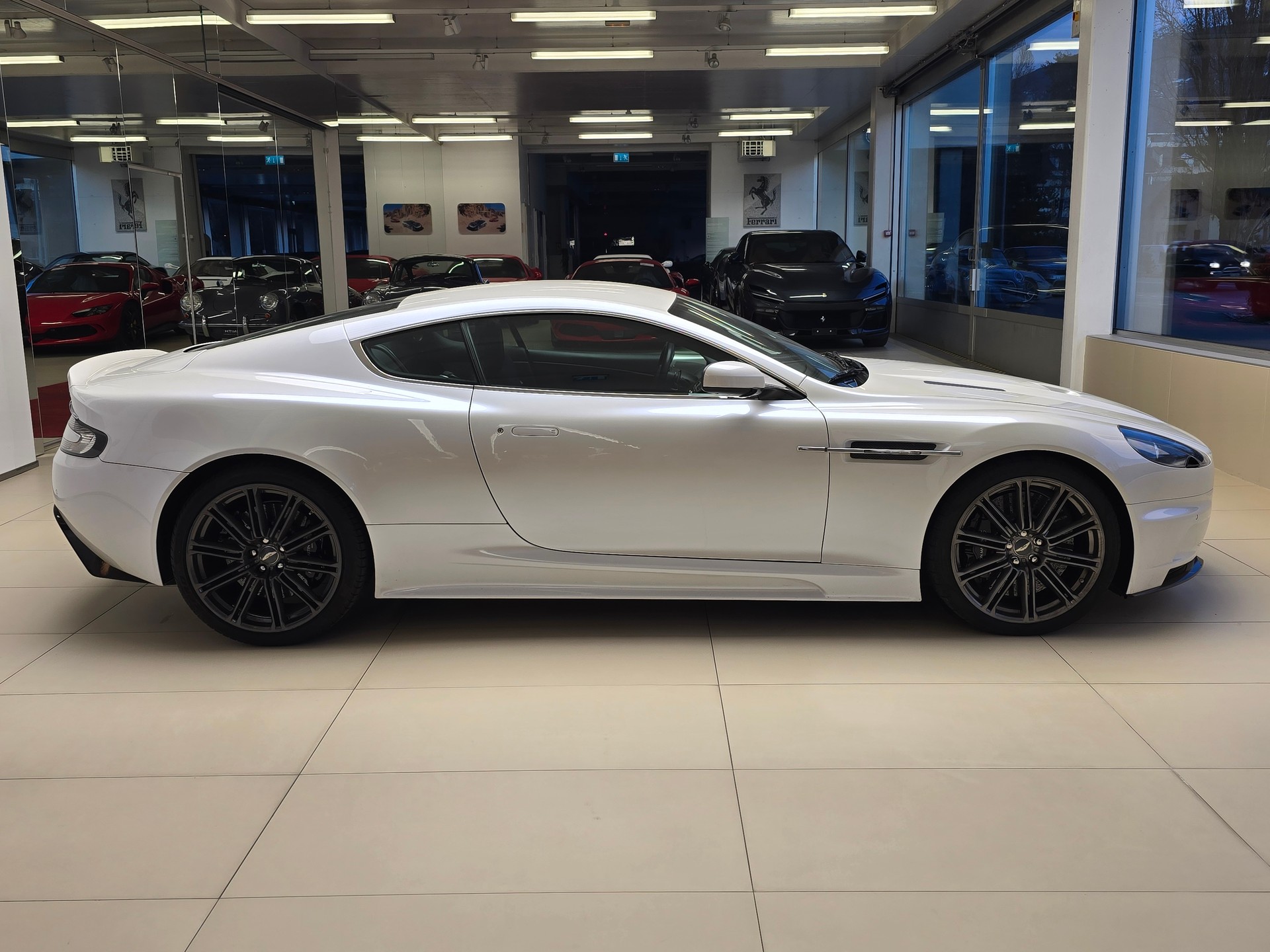 ASTON MARTIN DBS Coupé-image-3