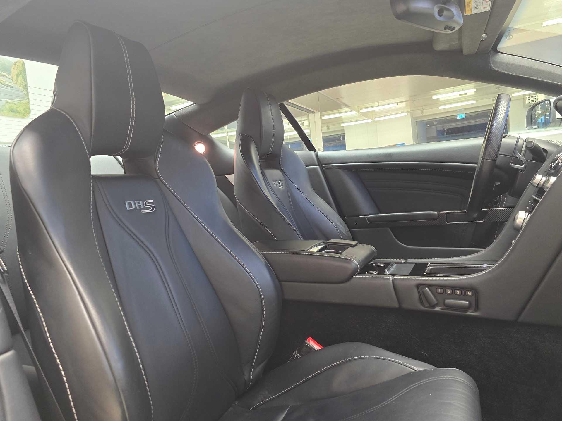 ASTON MARTIN DBS Coupé-image-12