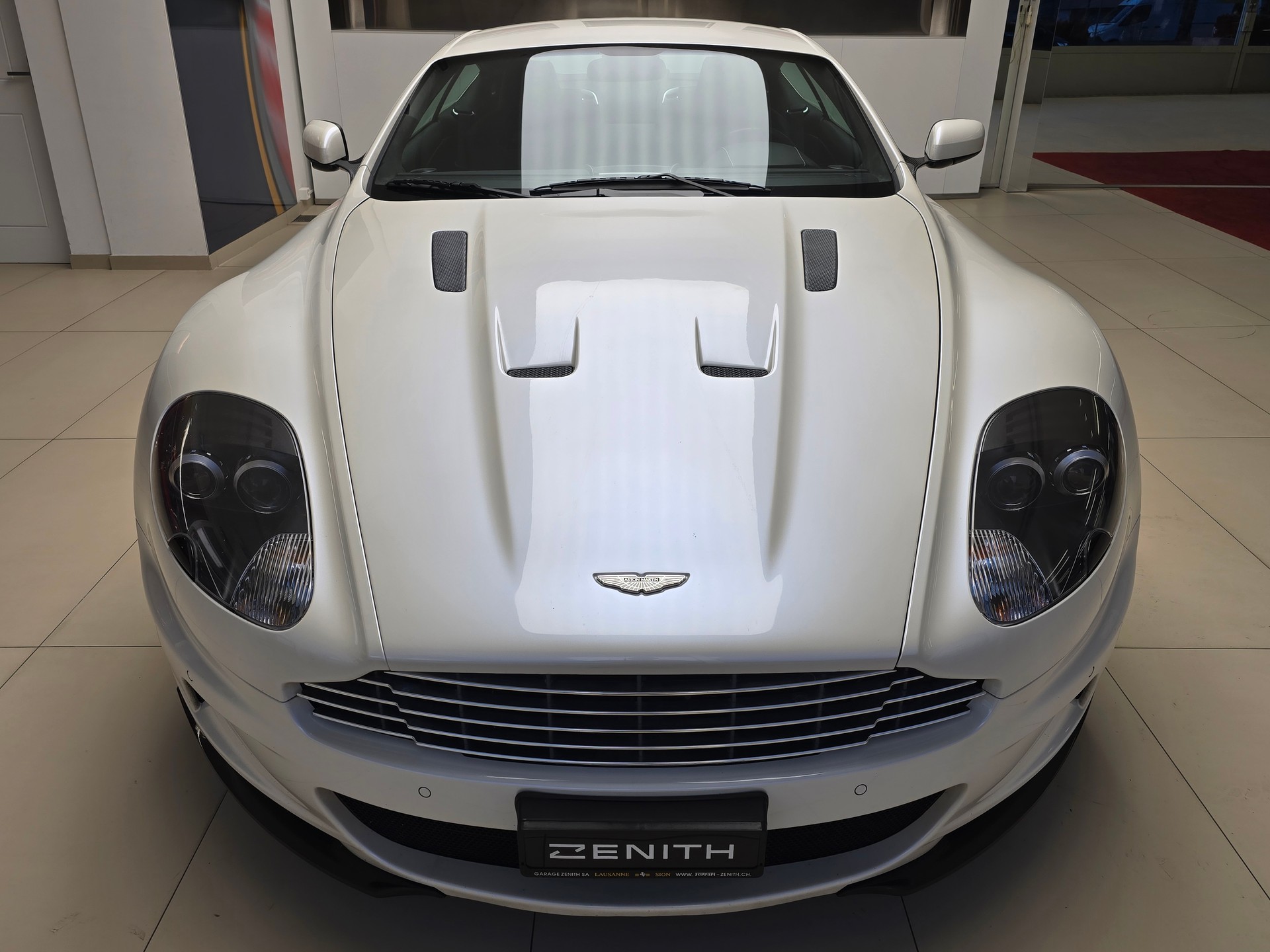 ASTON MARTIN DBS Coupé-image-1