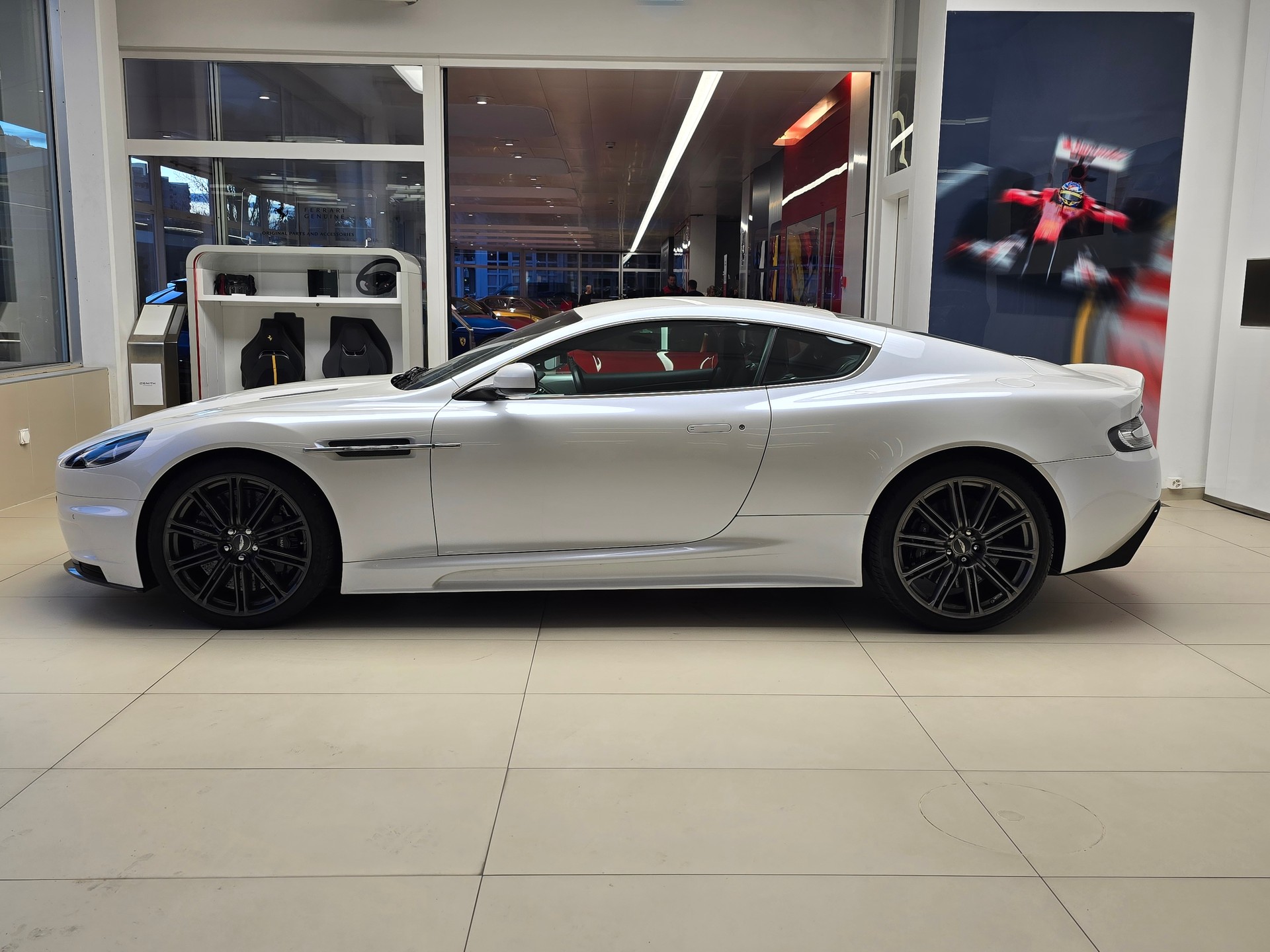 ASTON MARTIN DBS Coupé-image-7