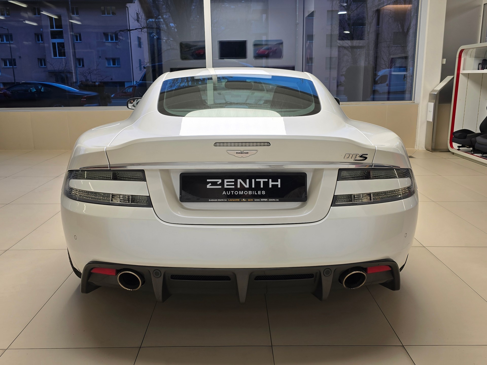 ASTON MARTIN DBS Coupé-image-5