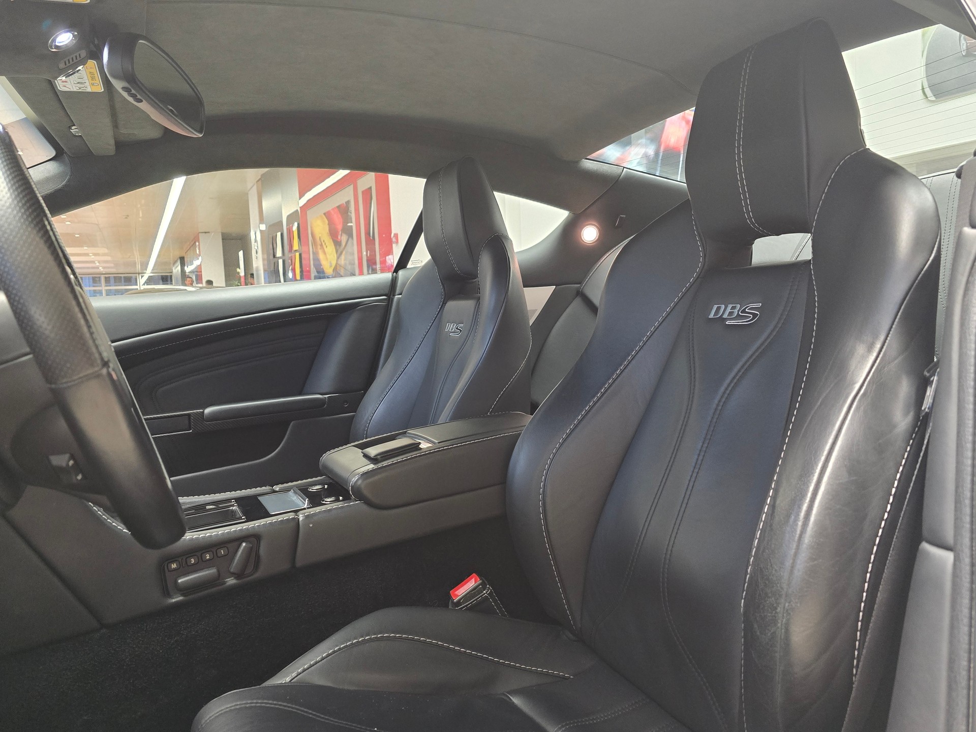 ASTON MARTIN DBS Coupé-image-9