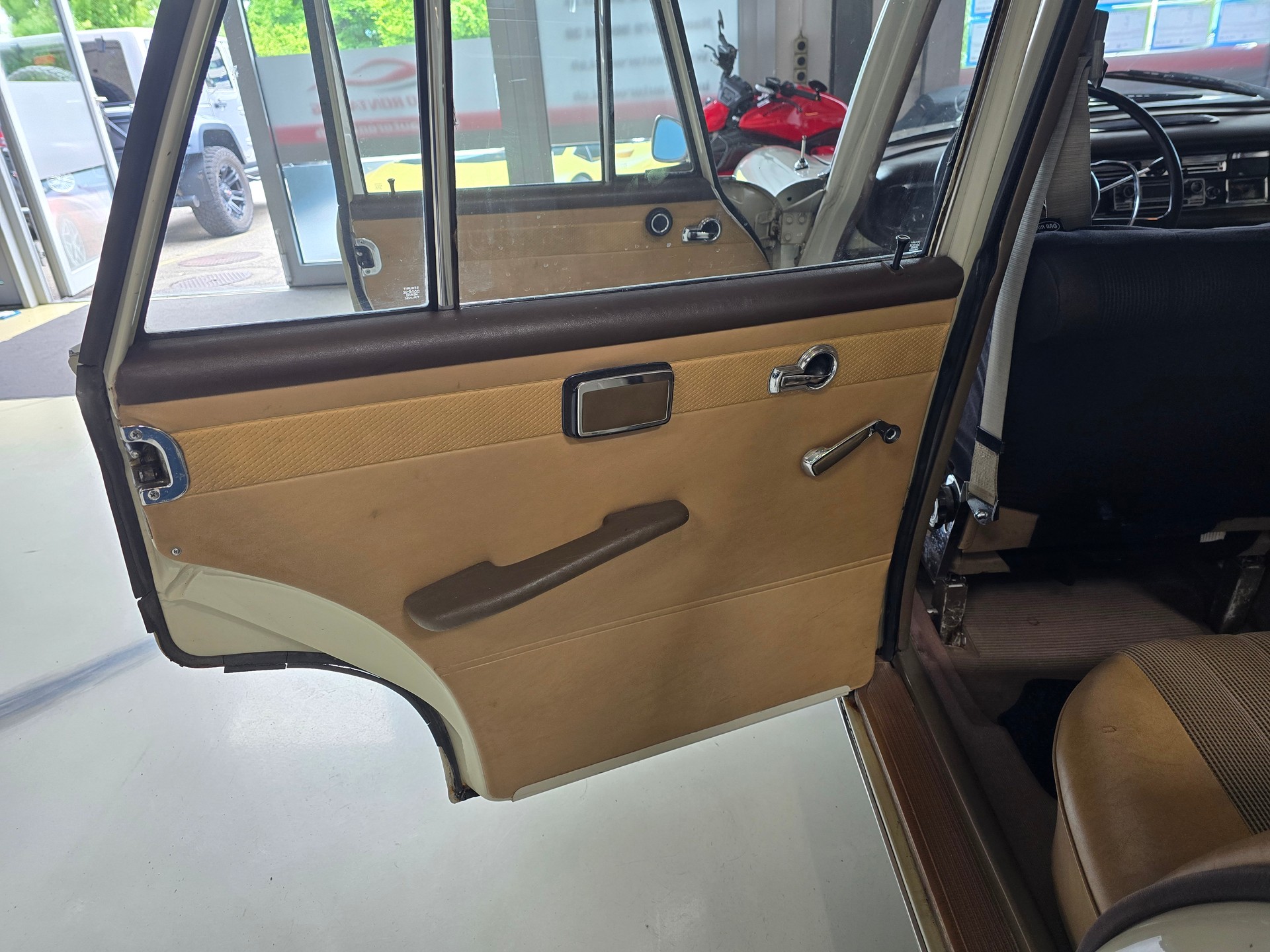MERCEDES-BENZ 200-image-14