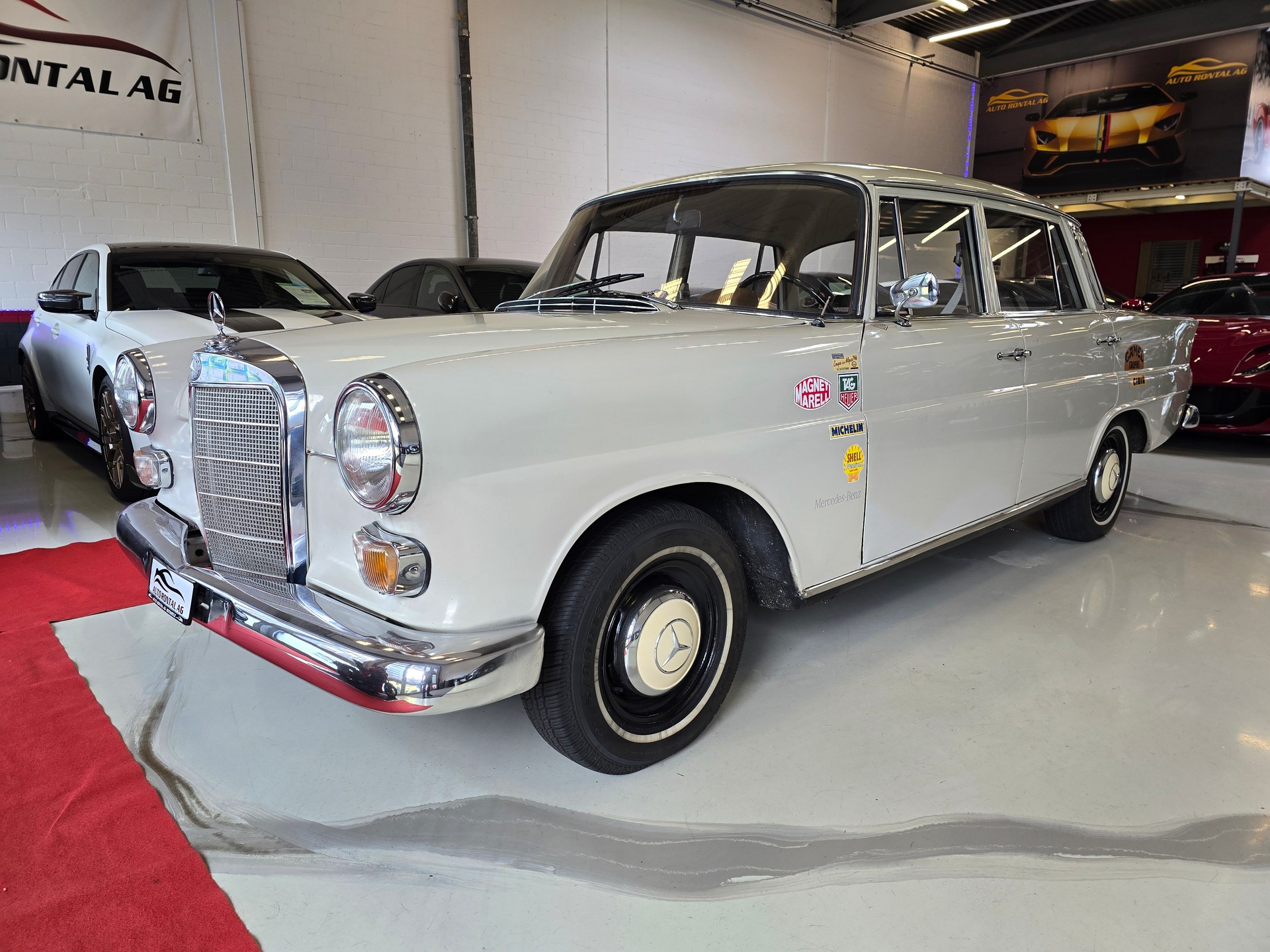 MERCEDES-BENZ 200-showroom-element-2