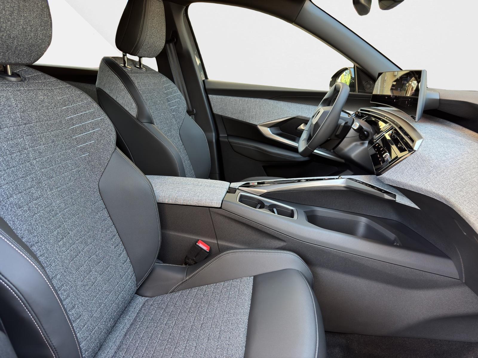 PEUGEOT 5008 1.2 Hybrid Allure Premium-image-13