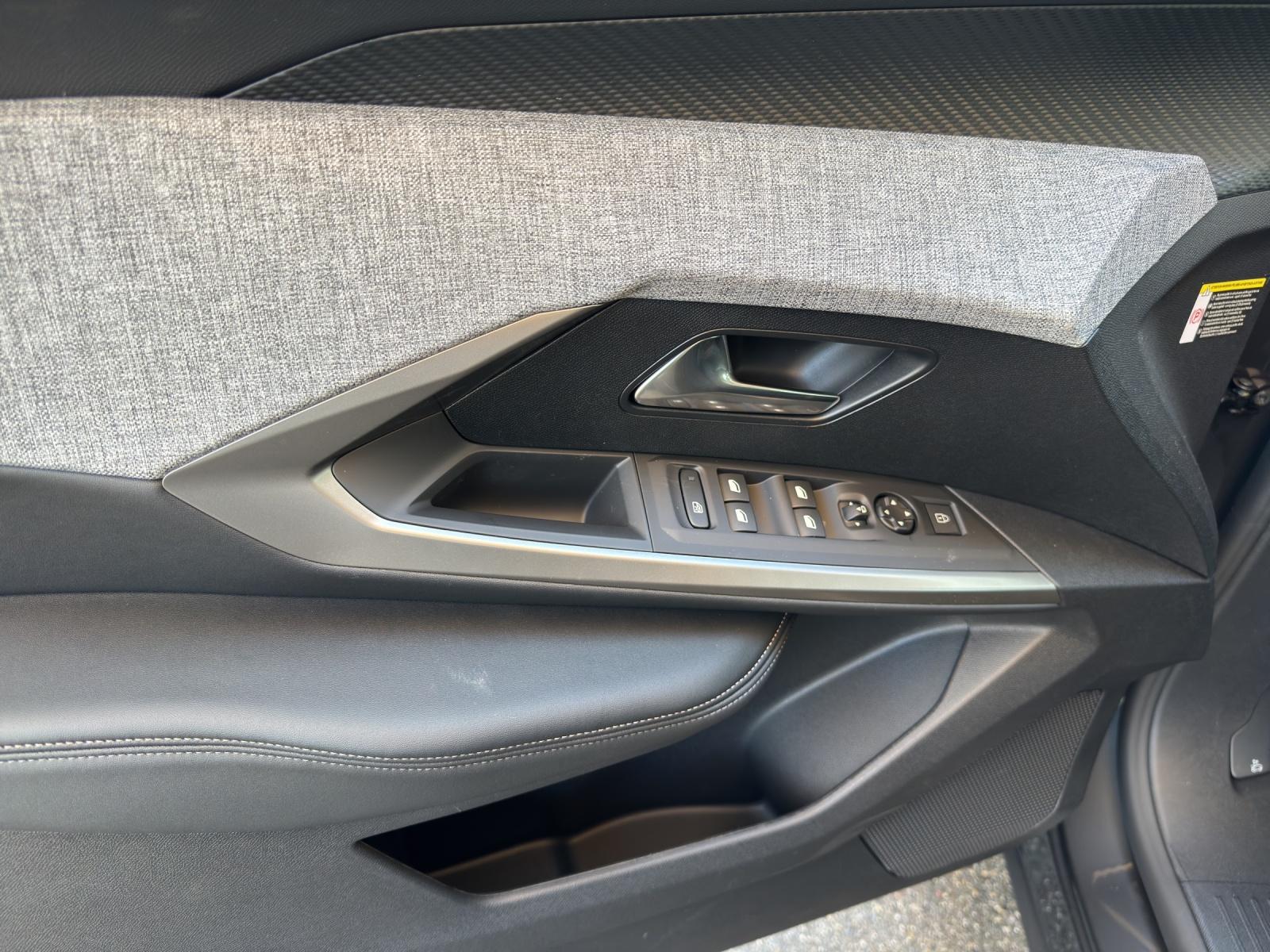 PEUGEOT 5008 1.2 Hybrid Allure Premium-image-17