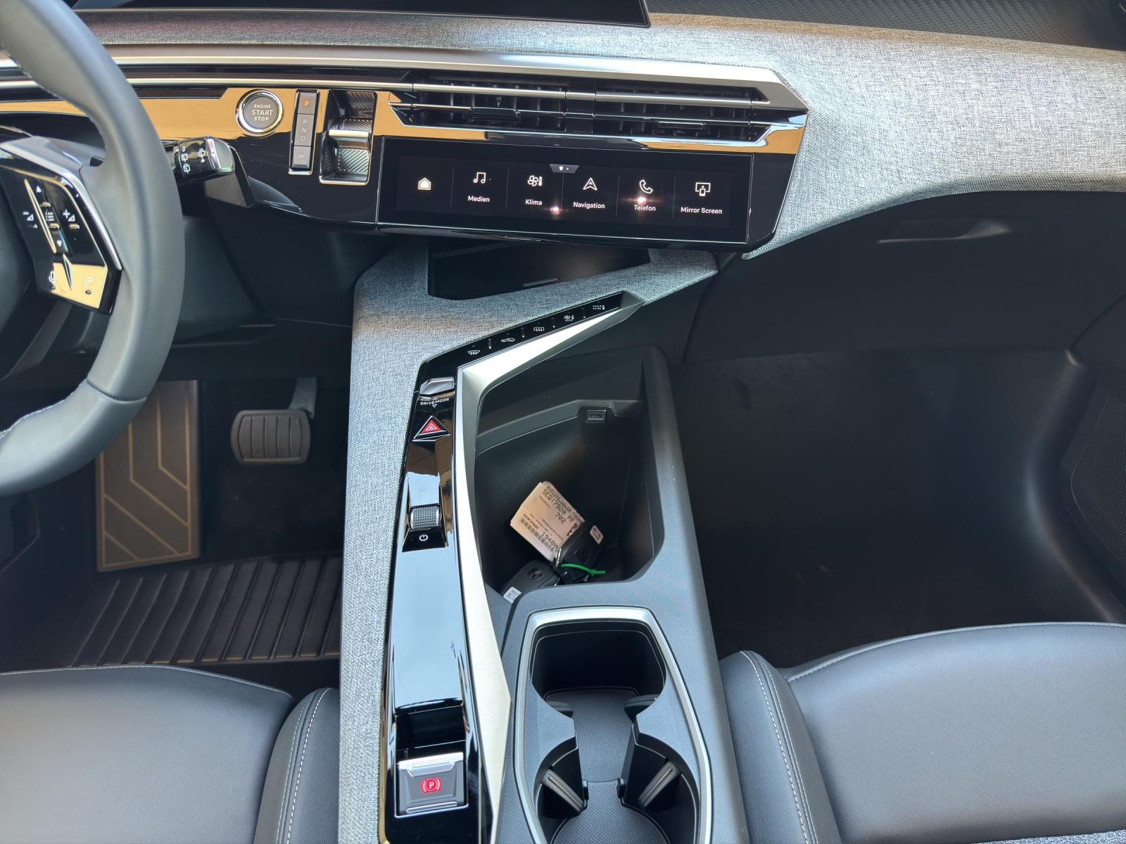 PEUGEOT 5008 1.2 Hybrid Allure Premium-image-12