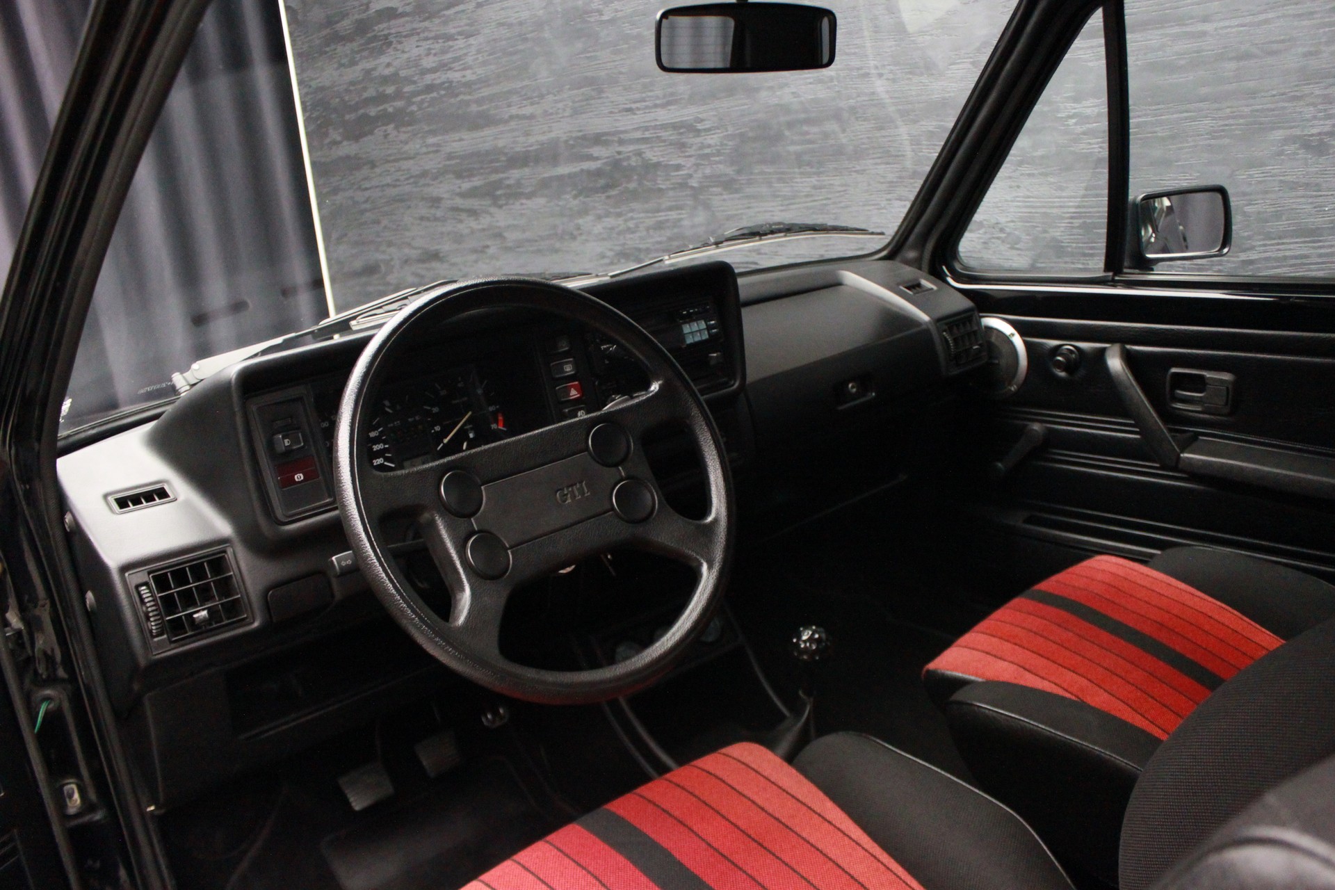 VW Golf 1600 GTI-image-9