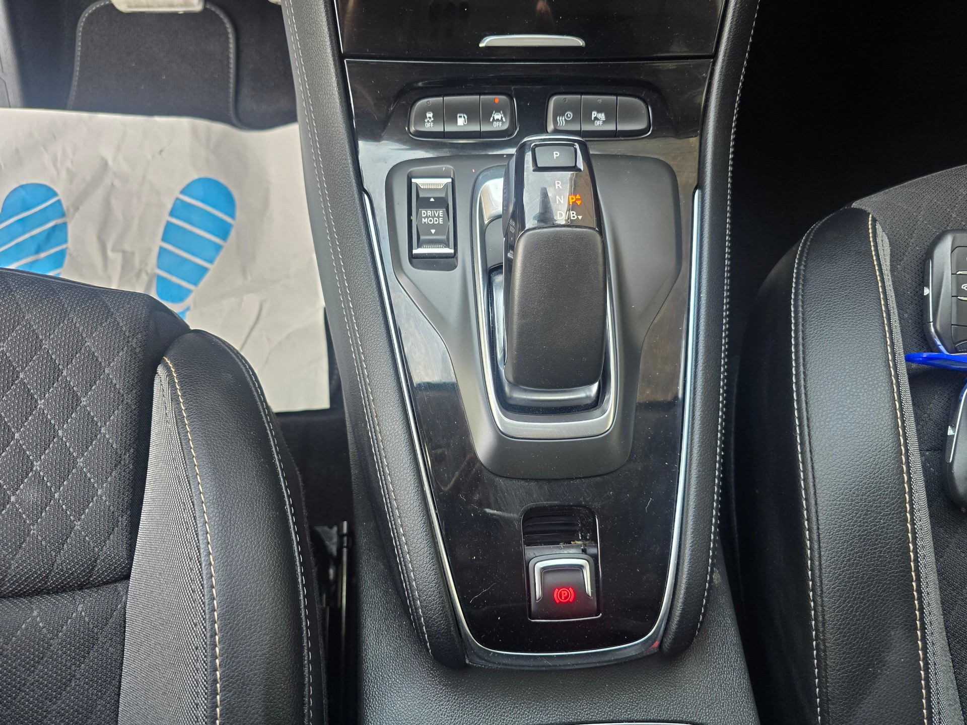 OPEL Grandland X 1.6 Hybrid4 Excellence Automatik-image-17