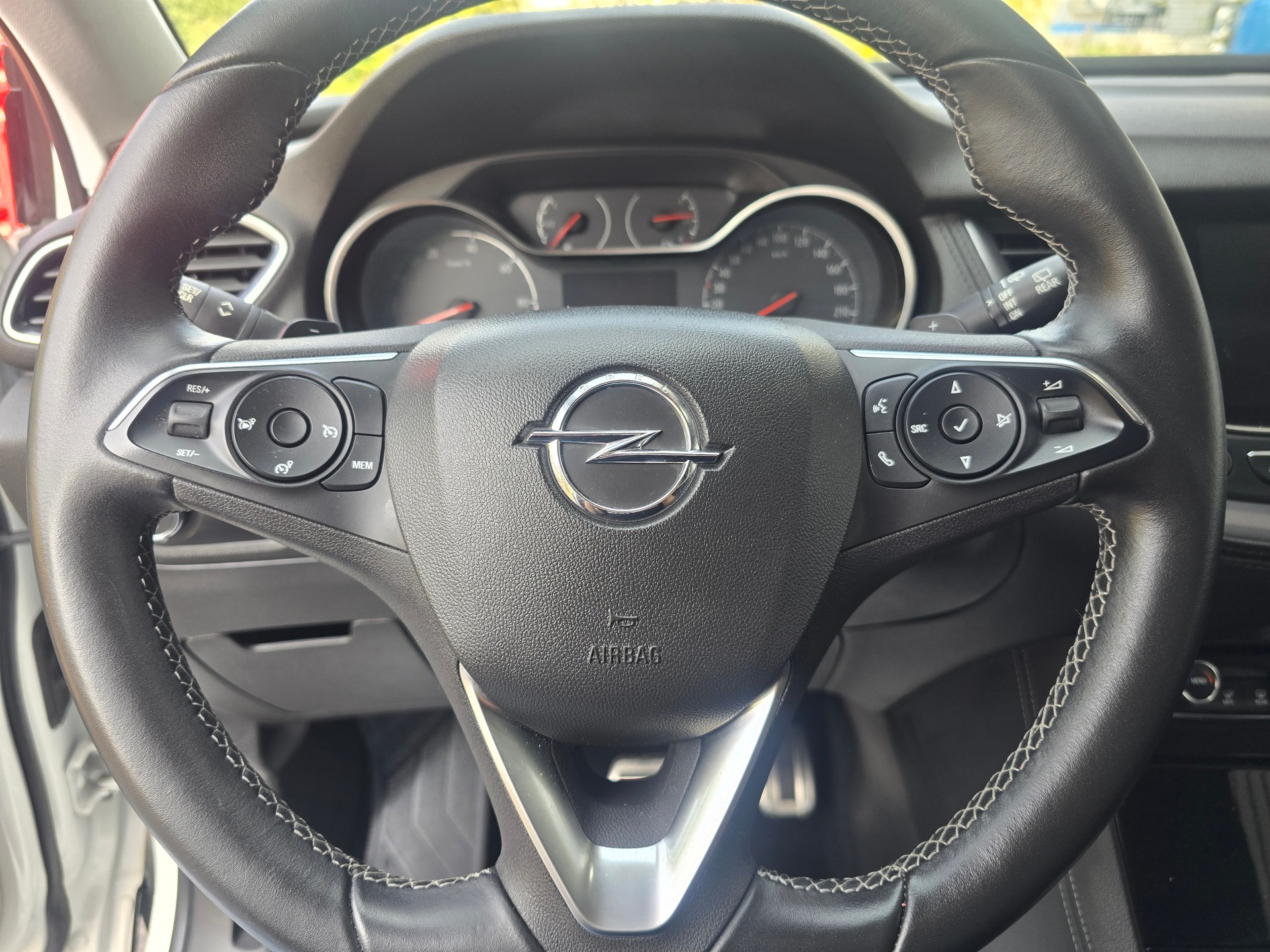 OPEL Grandland X 1.6 Hybrid4 Excellence Automatik-image-16