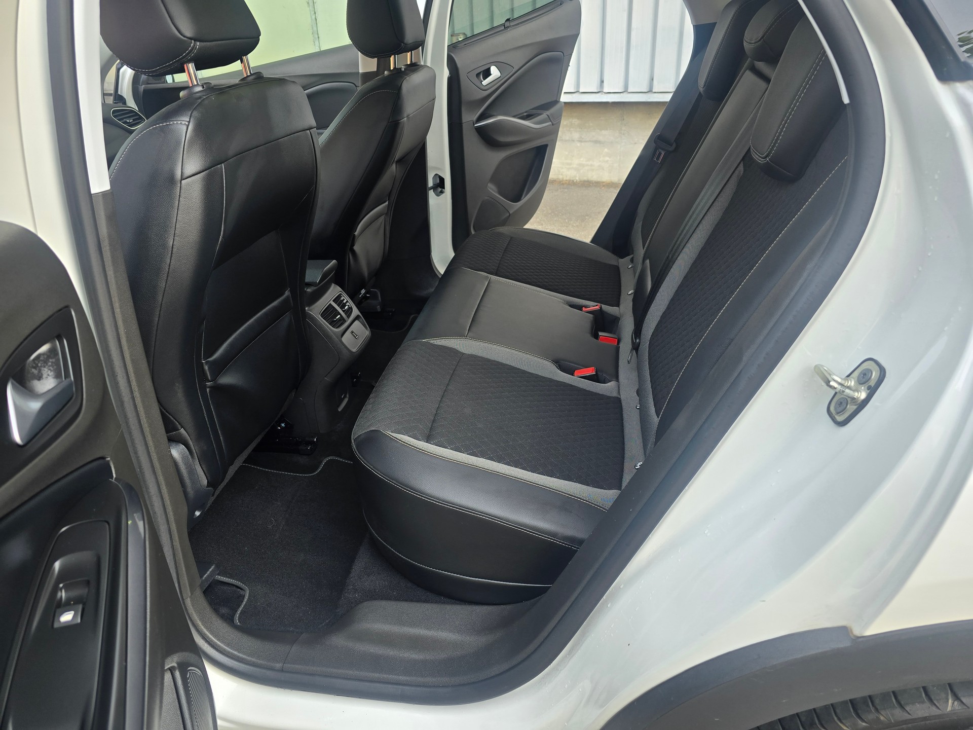 OPEL Grandland X 1.6 Hybrid4 Excellence Automatik-image-13