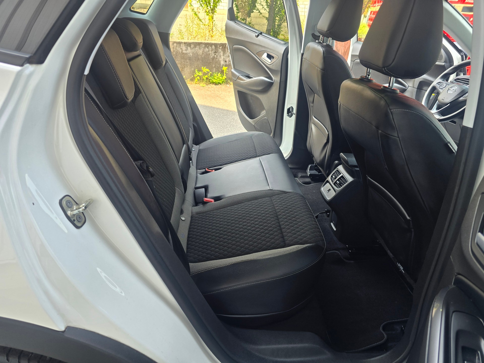OPEL Grandland X 1.6 Hybrid4 Excellence Automatik-image-15